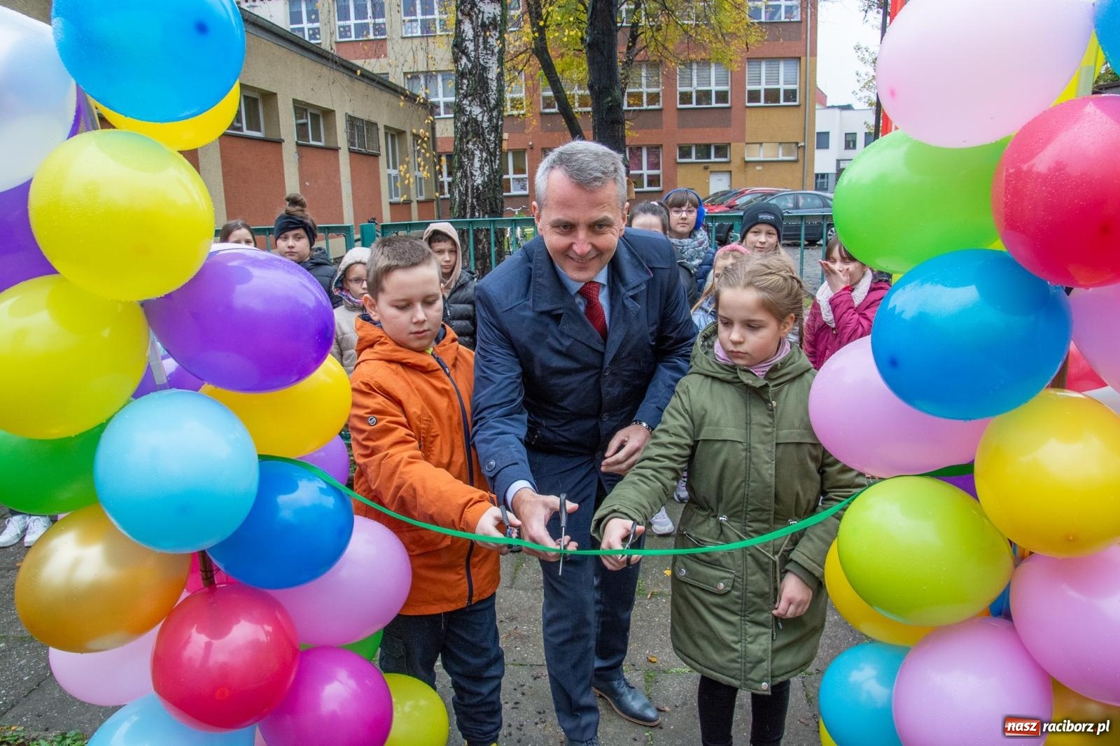Zdjęcie w galerii na portalu naszraciborz.pl: SP 4 ma ekopracownię pod chmurką ze stacją METEO wiadomości z regionu