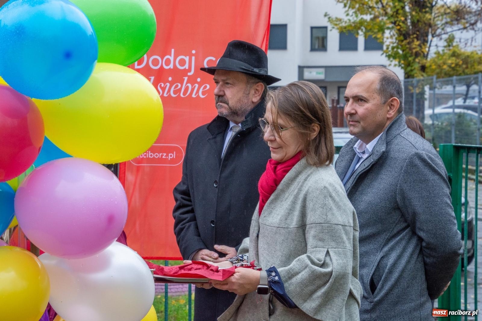 Zdjęcie w galerii na portalu naszraciborz.pl: SP 4 ma ekopracownię pod chmurką ze stacją METEO wiadomości z regionu