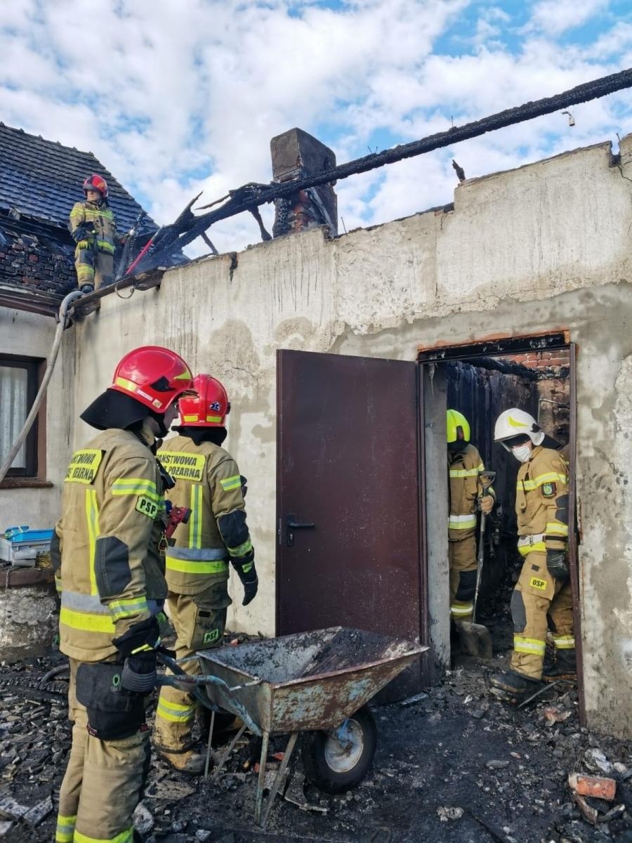 Zdjęcie w galerii na portalu naszraciborz.pl: Pożar w Rudzie. W akcji dziesięć zastępów strażaków [FOTO] wiadomości z regionu