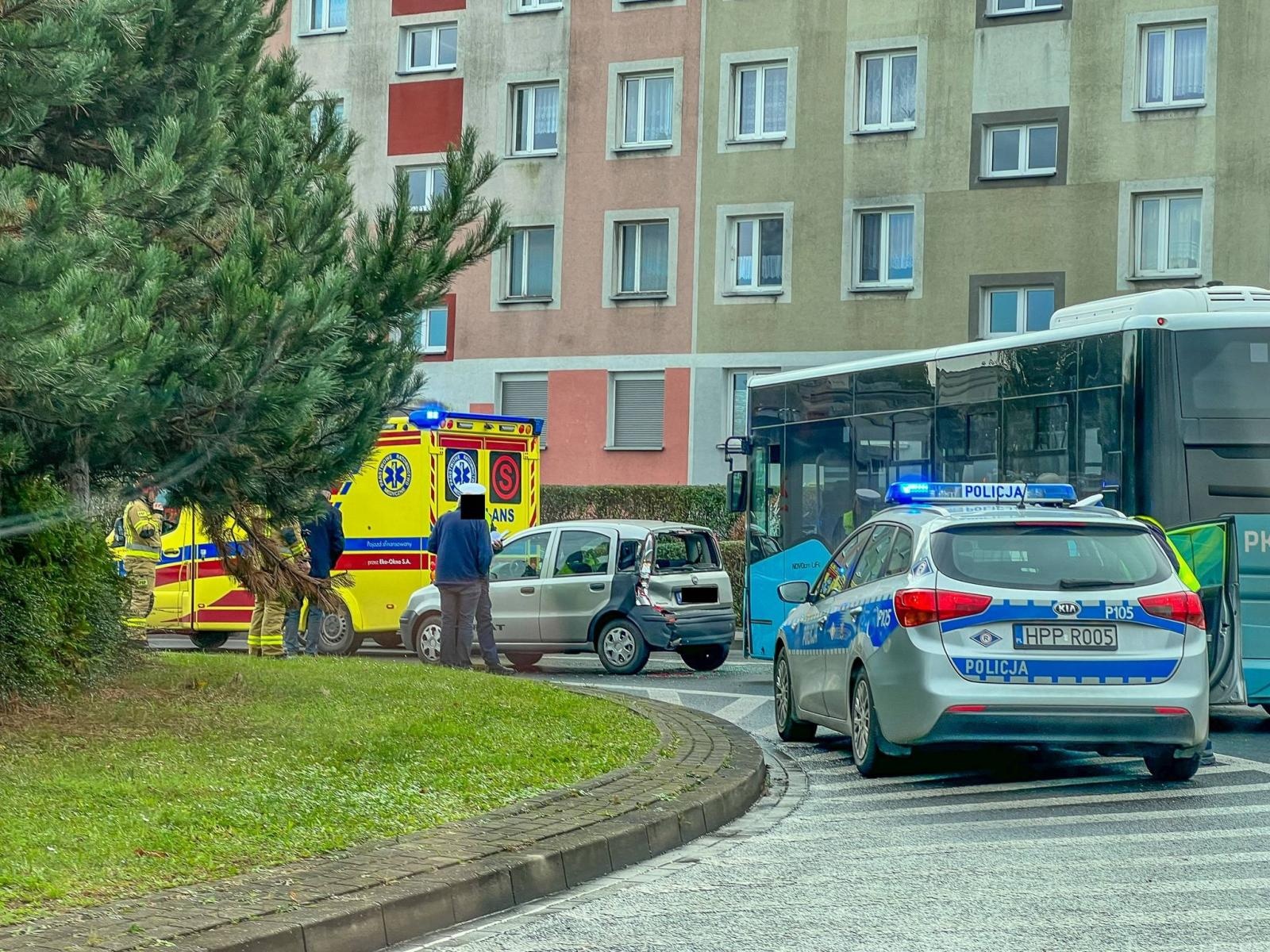 Zdjęcie w galerii na portalu naszraciborz.pl: Zderzenie na rondzie w Raciborzu wiadomości z regionu