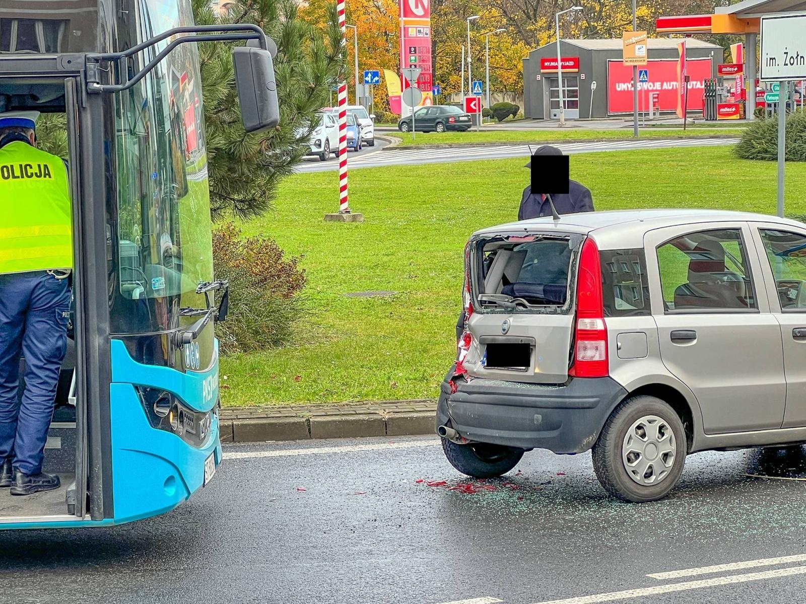 Zdjęcie w galerii na portalu naszraciborz.pl: Zderzenie na rondzie w Raciborzu wiadomości z regionu