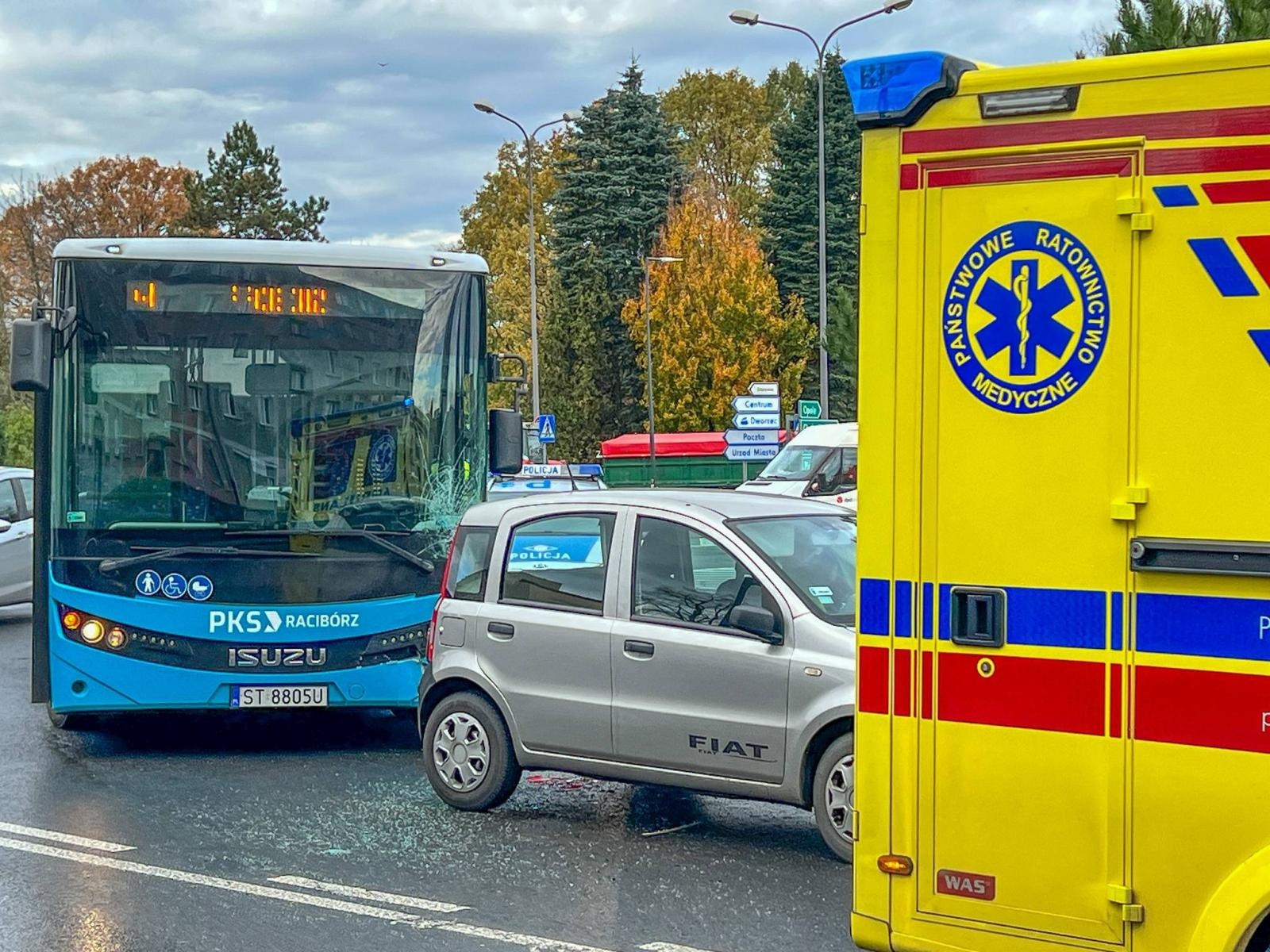Zdjęcie w galerii na portalu naszraciborz.pl: Zderzenie na rondzie w Raciborzu wiadomości z regionu