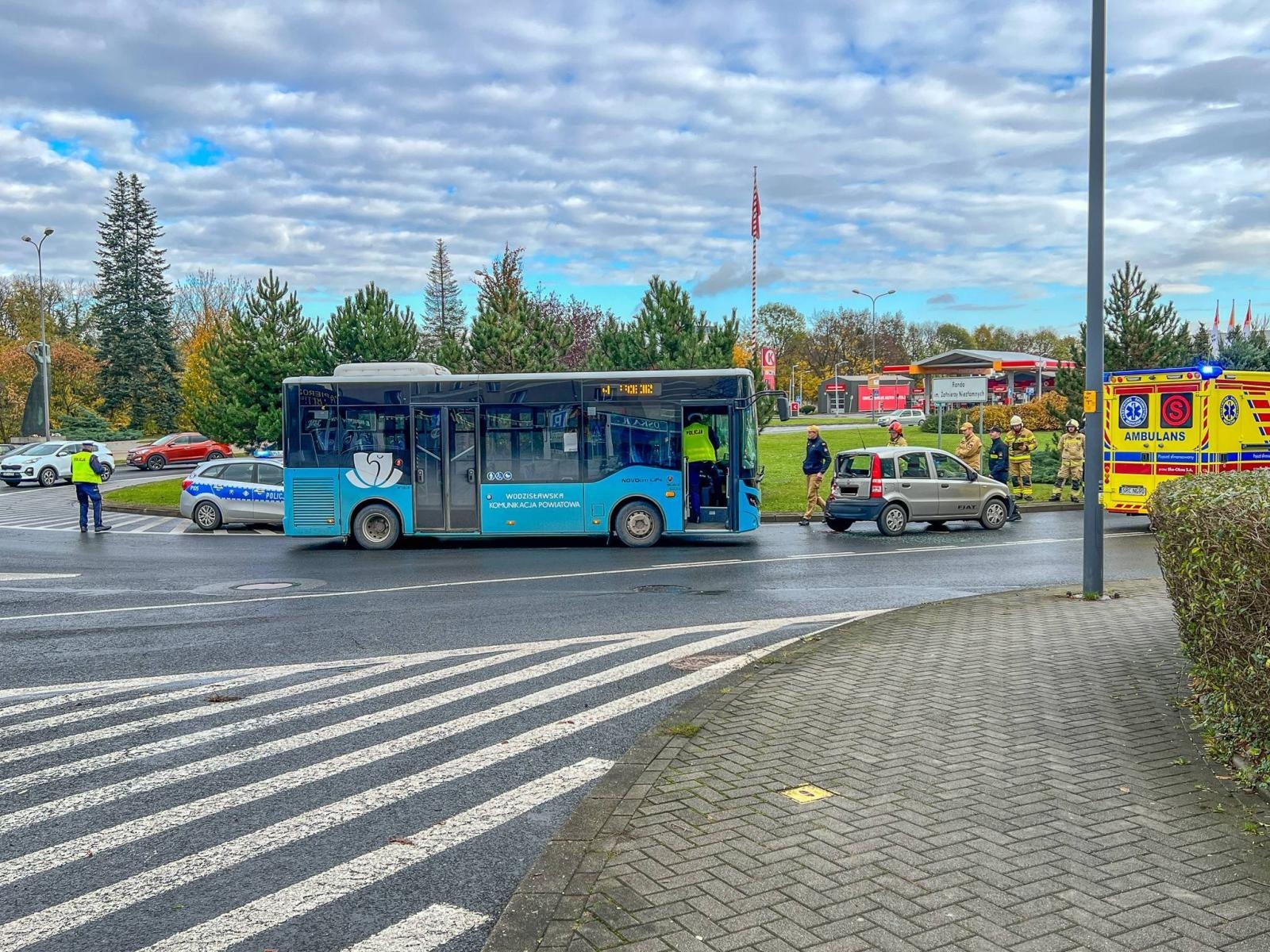 Zdjęcie w galerii na portalu naszraciborz.pl: Zderzenie na rondzie w Raciborzu wiadomości z regionu