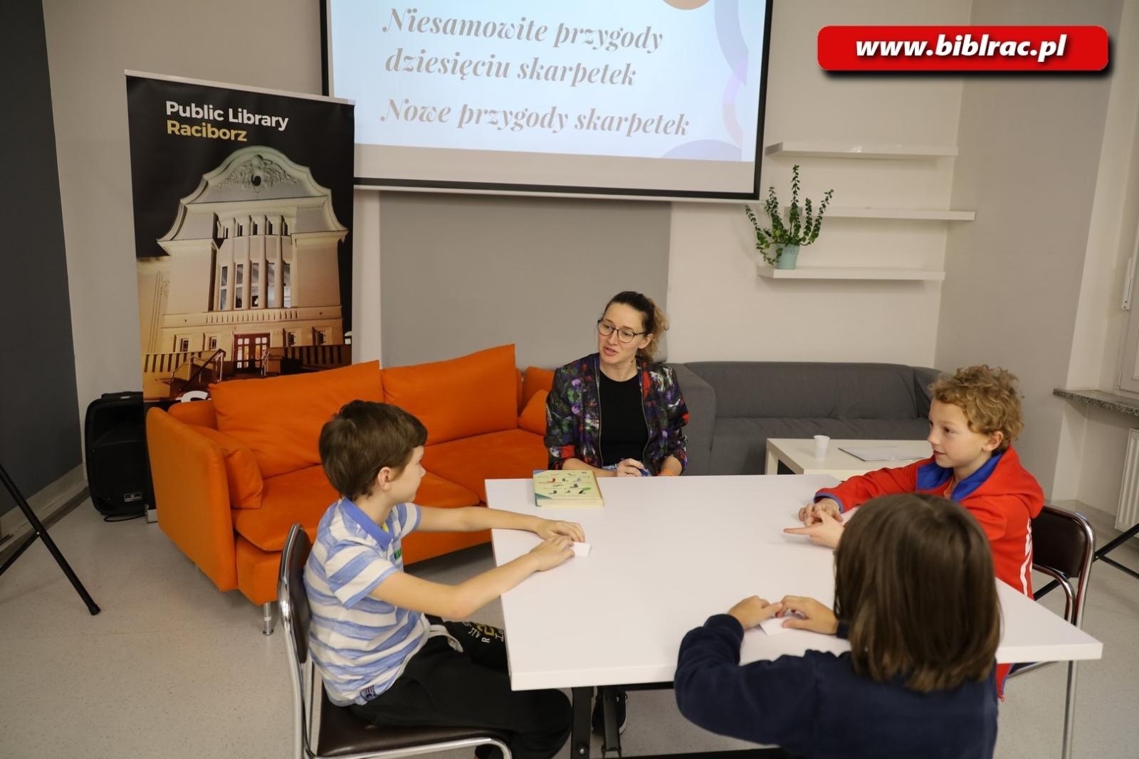 Zdjęcie w galerii na portalu naszraciborz.pl: Gdzie znikają skarpetki, czyli konkurs wiedzy w raciborskiej bibliotece wiadomości z regionu