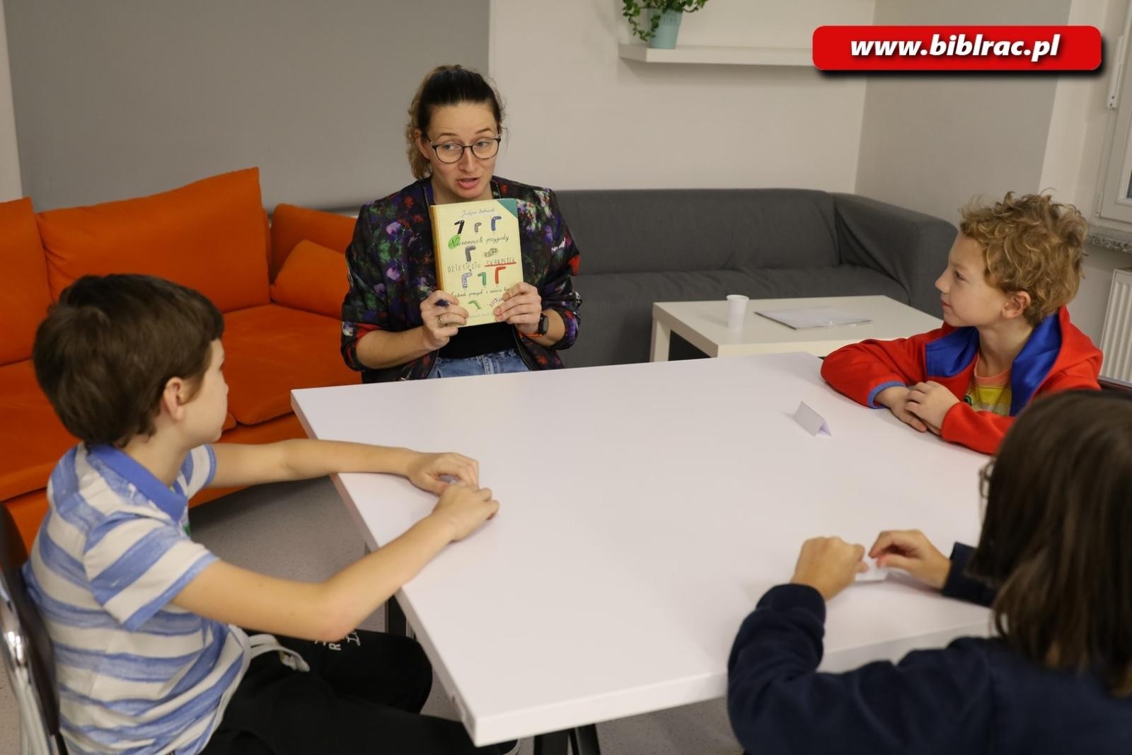 Zdjęcie w galerii na portalu naszraciborz.pl: Gdzie znikają skarpetki, czyli konkurs wiedzy w raciborskiej bibliotece wiadomości z regionu