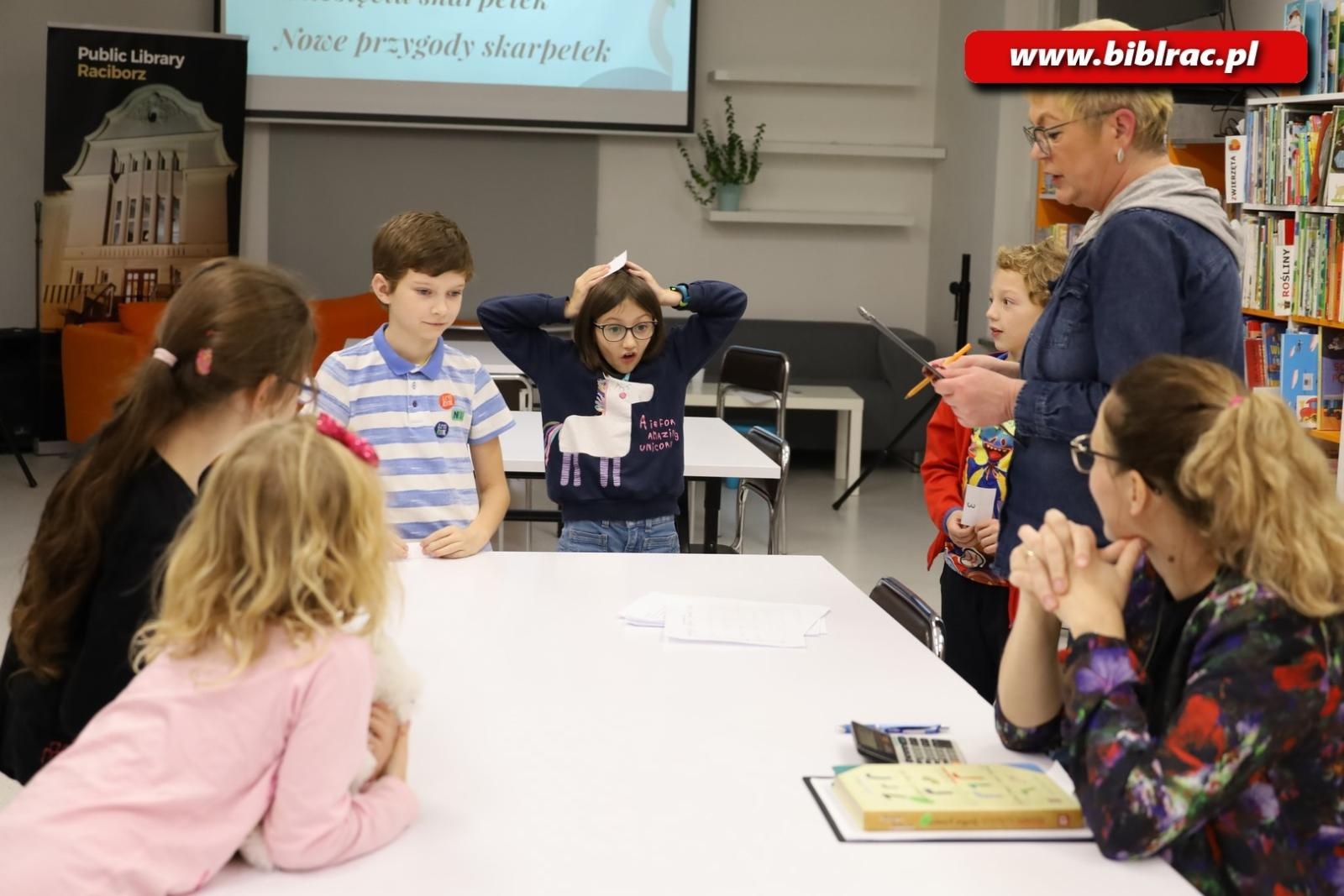 Zdjęcie w galerii na portalu naszraciborz.pl: Gdzie znikają skarpetki, czyli konkurs wiedzy w raciborskiej bibliotece wiadomości z regionu