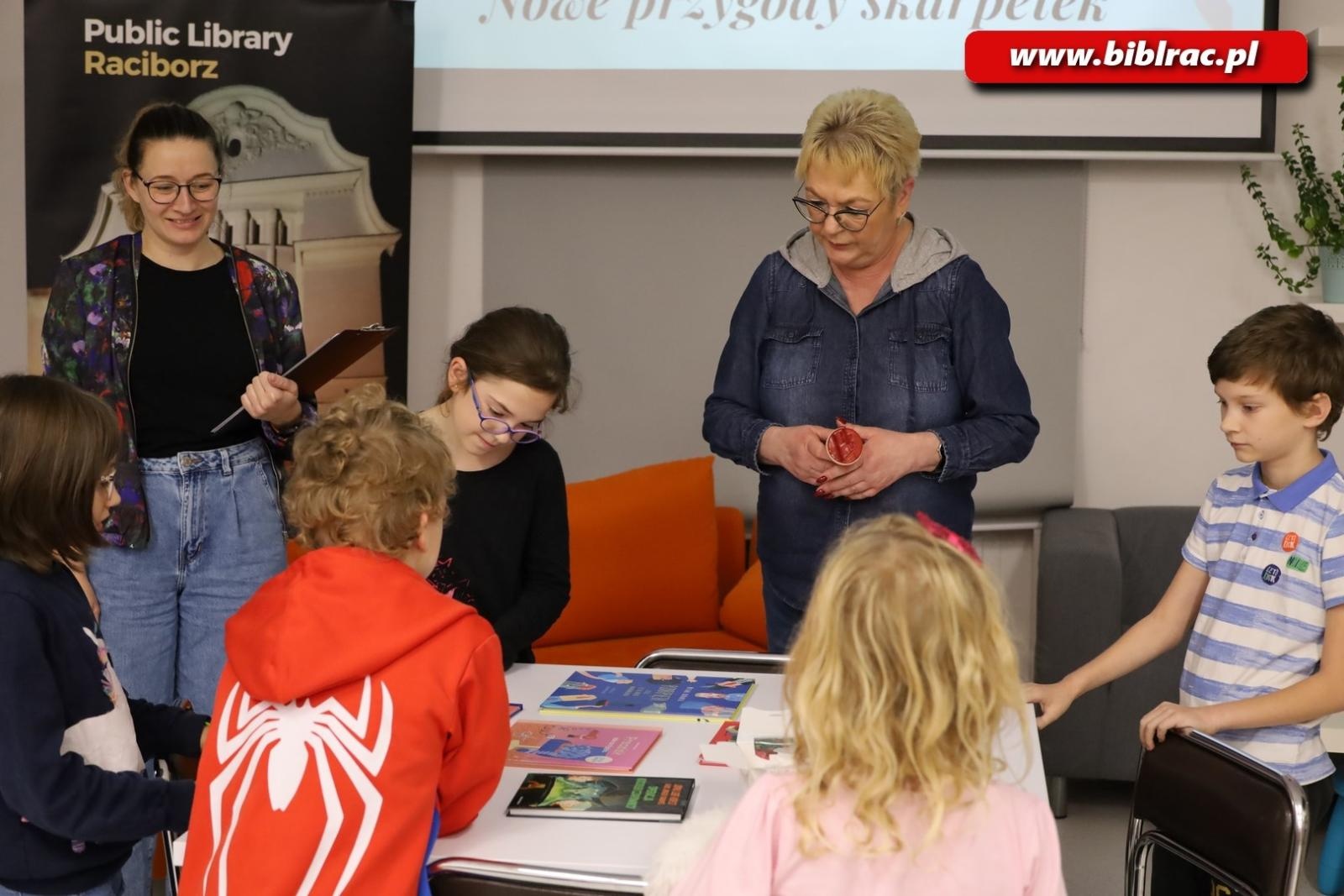 Zdjęcie w galerii na portalu naszraciborz.pl: Gdzie znikają skarpetki, czyli konkurs wiedzy w raciborskiej bibliotece wiadomości z regionu