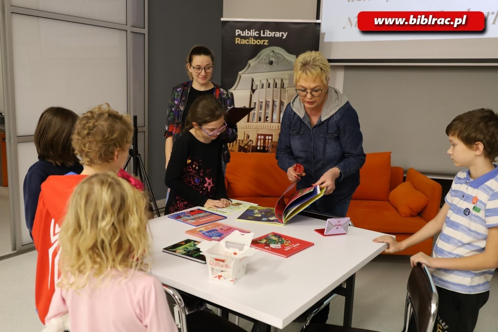 Zdjęcie w galerii na portalu naszraciborz.pl: Gdzie znikają skarpetki, czyli konkurs wiedzy w raciborskiej bibliotece wiadomości z regionu