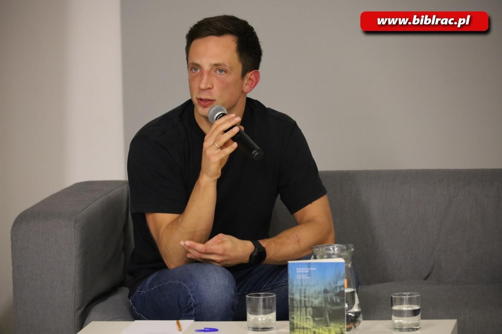 Zdjęcie w galerii na portalu naszraciborz.pl: Opór. Paweł Pieniążek w raciborskiej bibliotece wiadomości z regionu