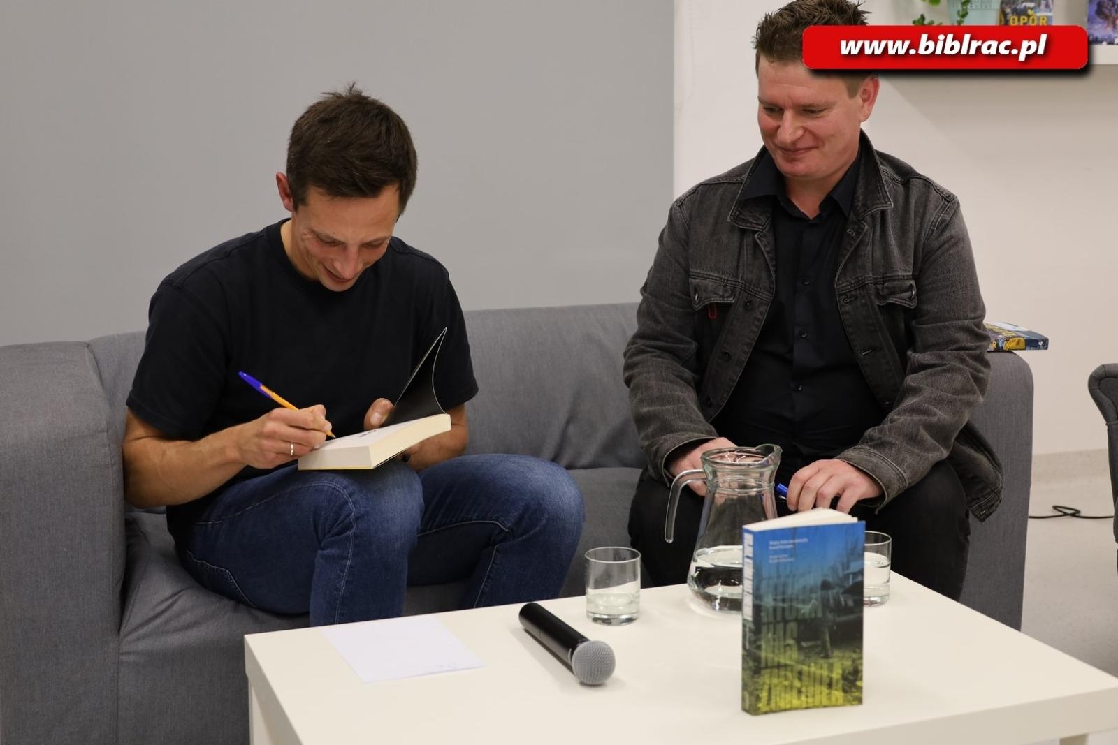 Zdjęcie w galerii na portalu naszraciborz.pl: Opór. Paweł Pieniążek w raciborskiej bibliotece wiadomości z regionu