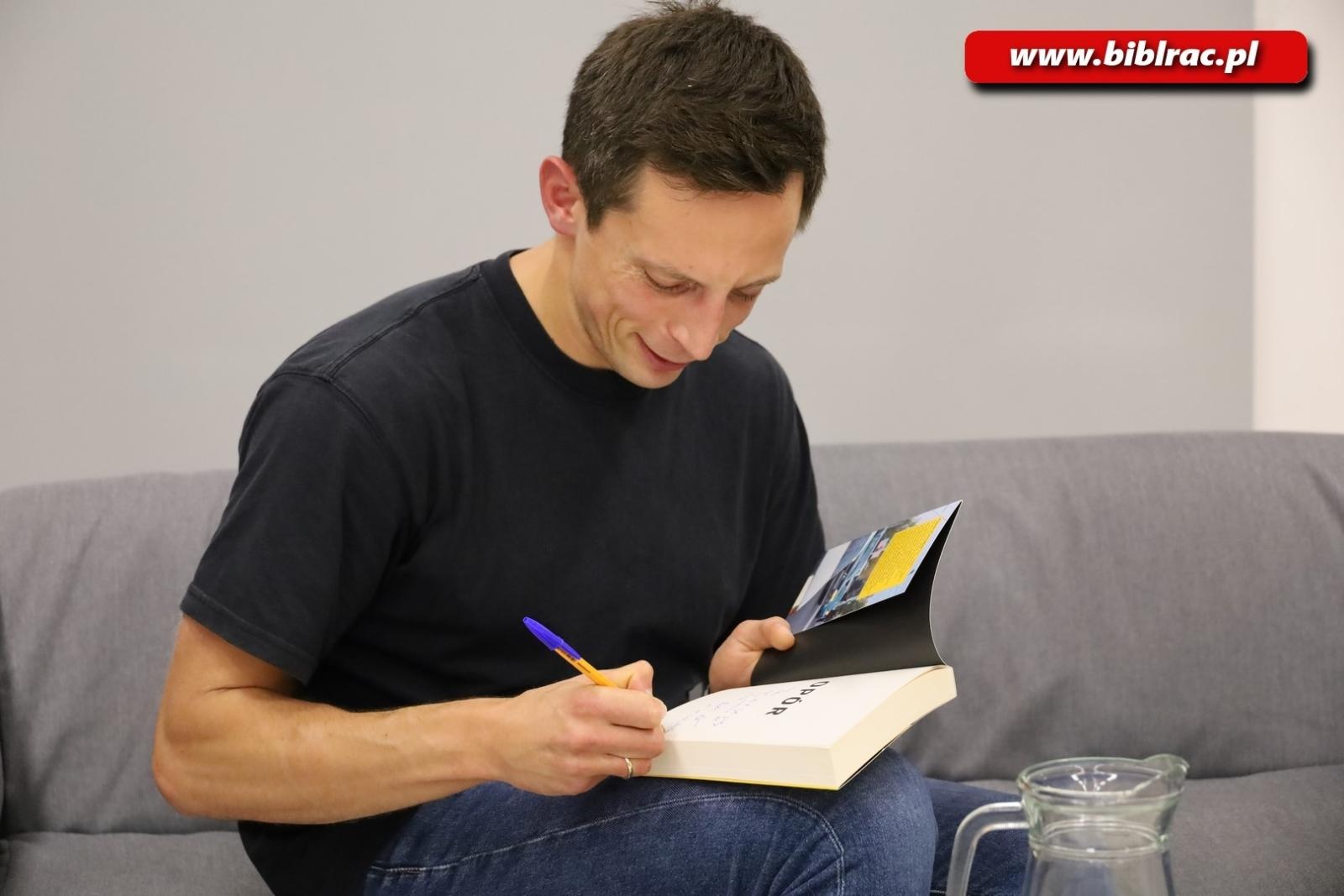 Zdjęcie w galerii na portalu naszraciborz.pl: Opór. Paweł Pieniążek w raciborskiej bibliotece wiadomości z regionu