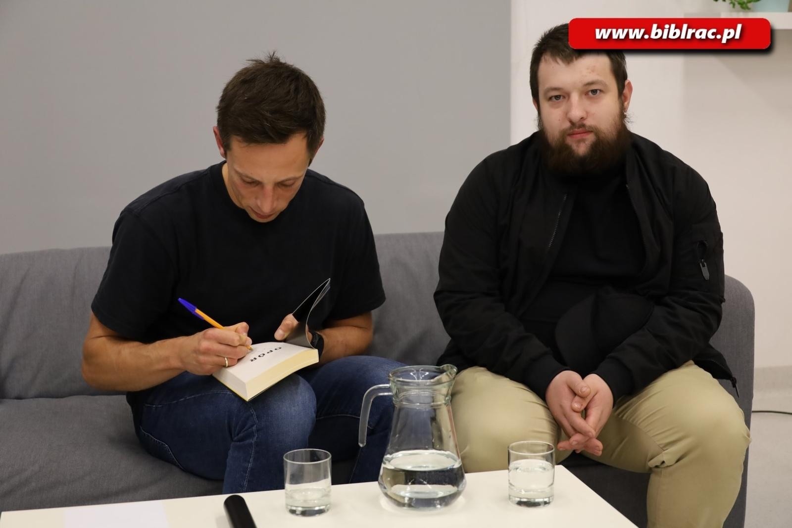 Zdjęcie w galerii na portalu naszraciborz.pl: Opór. Paweł Pieniążek w raciborskiej bibliotece wiadomości z regionu