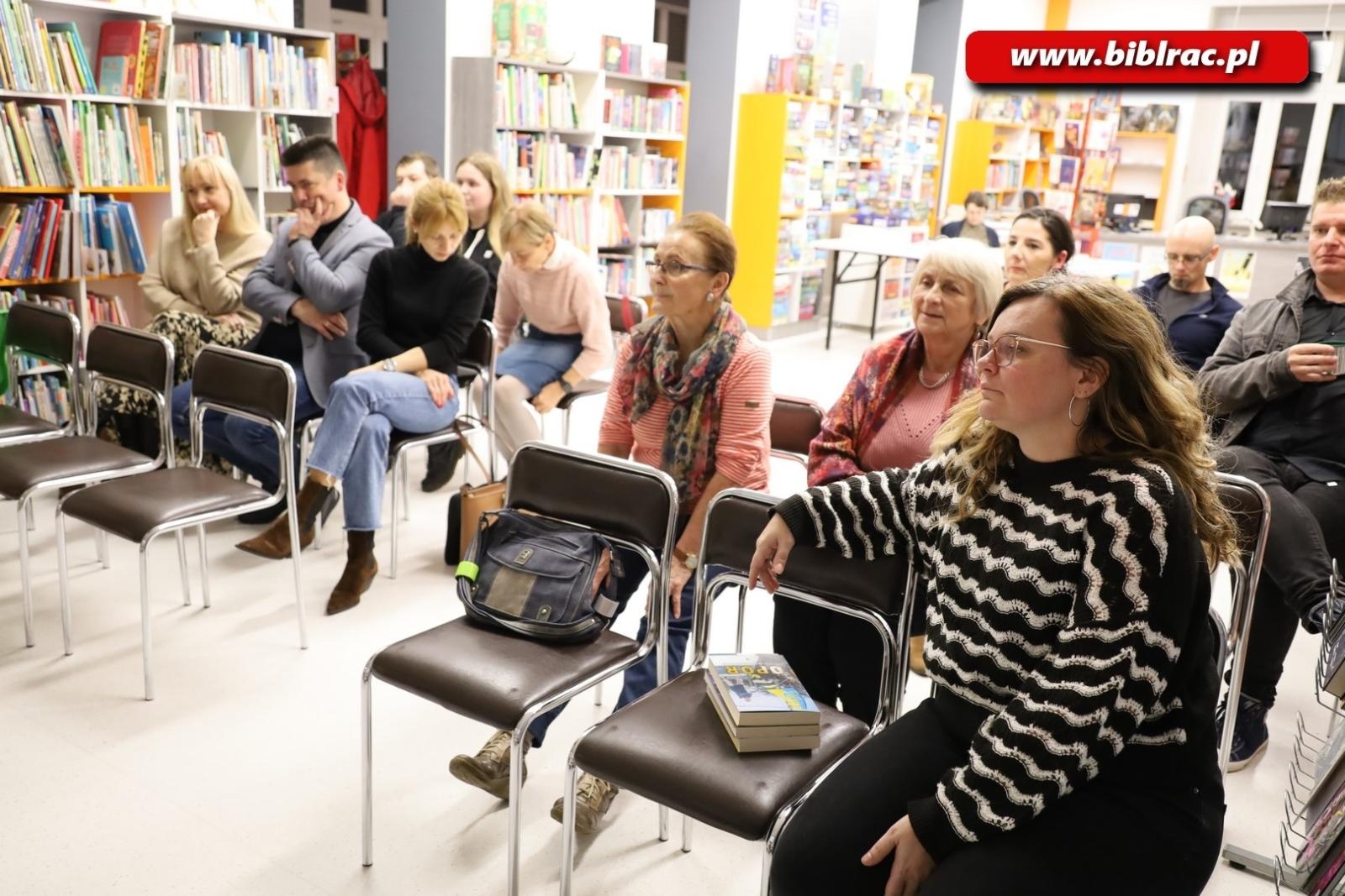 Zdjęcie w galerii na portalu naszraciborz.pl: Opór. Paweł Pieniążek w raciborskiej bibliotece wiadomości z regionu