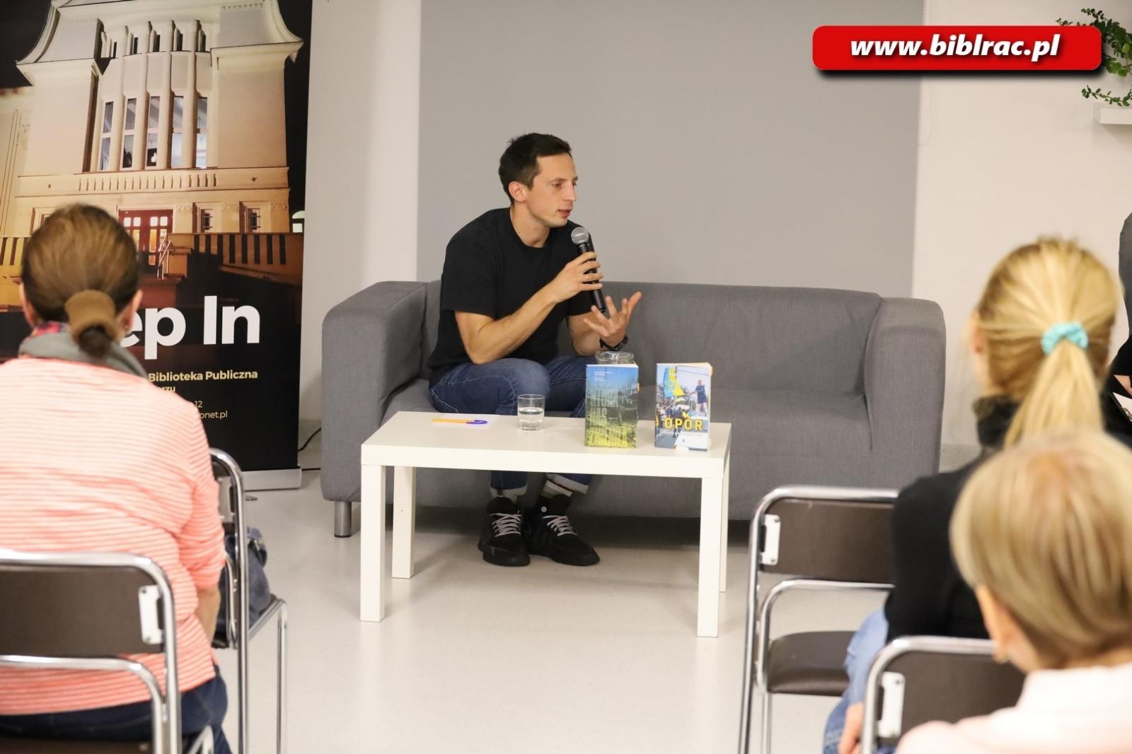 Zdjęcie w galerii na portalu naszraciborz.pl: Opór. Paweł Pieniążek w raciborskiej bibliotece wiadomości z regionu