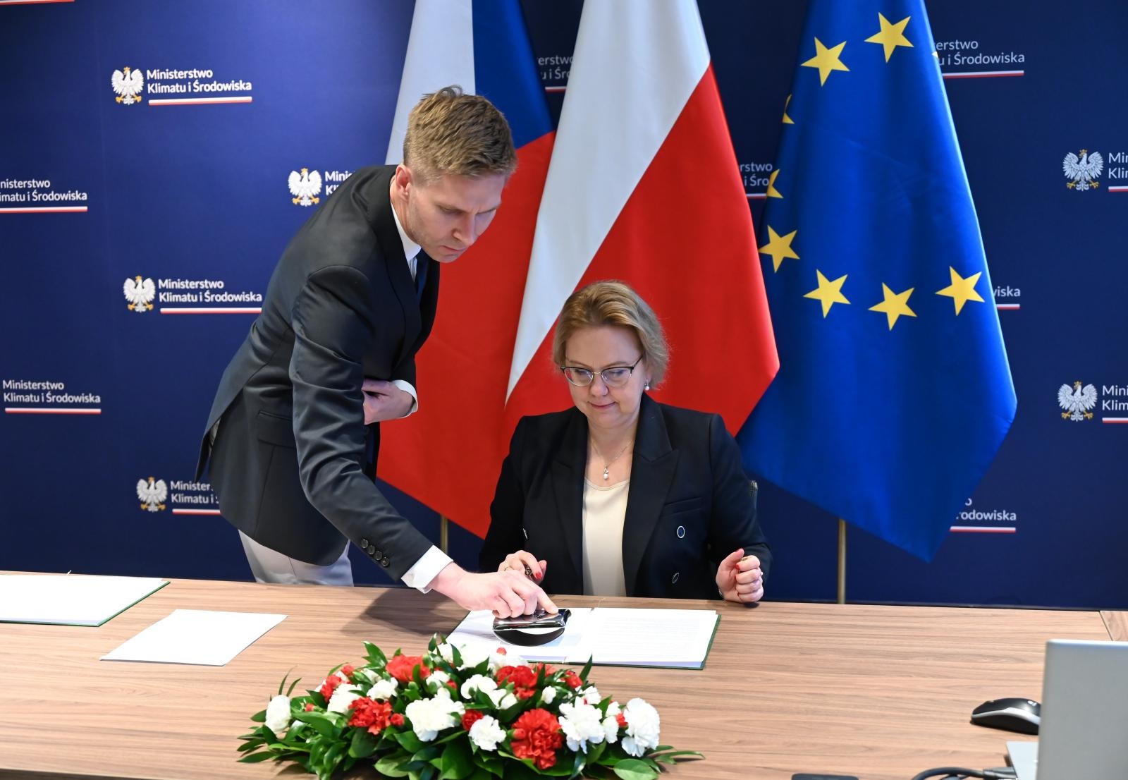 Zdjęcie w galerii na portalu naszraciborz.pl: Polska i Czechy podpisały deklarację ws. zwalczania transgranicznego zanieczyszczania powietrza wiadomości z regionu