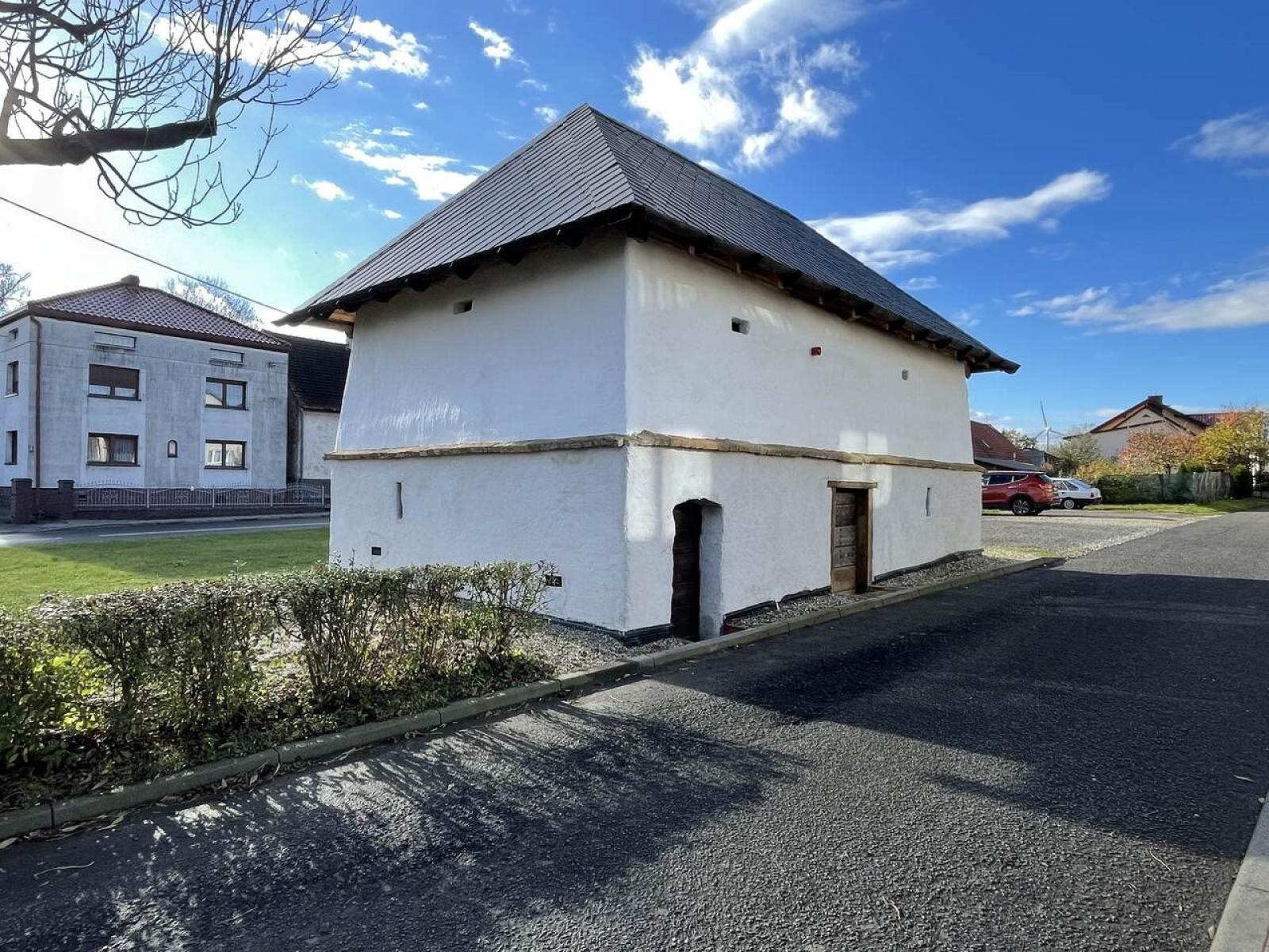 Zdjęcie w galerii na portalu naszraciborz.pl: Zakończył się czwarty etap remontu zabytkowego spichlerza chłopskiego w Sudole wiadomości z regionu