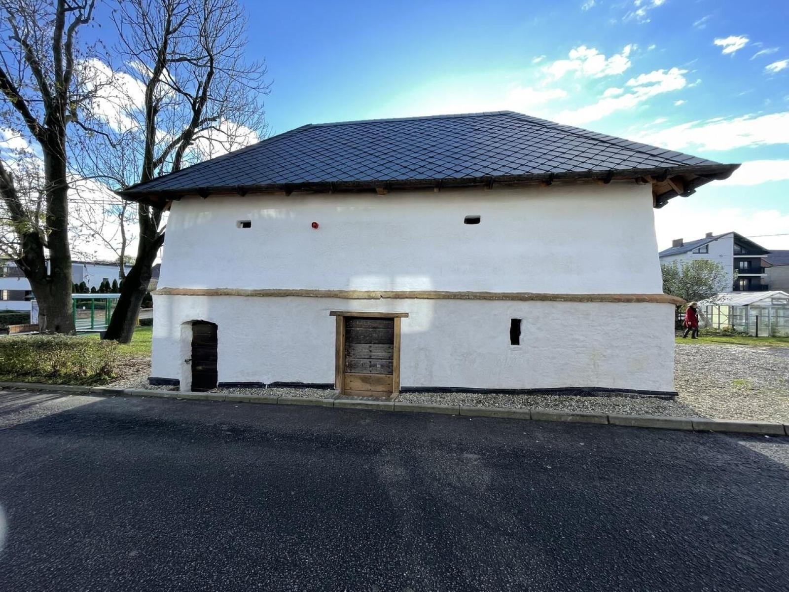 Zdjęcie w galerii na portalu naszraciborz.pl: Zakończył się czwarty etap remontu zabytkowego spichlerza chłopskiego w Sudole wiadomości z regionu