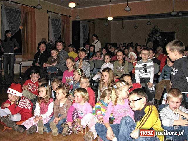 Zdjęcie w galerii na portalu naszraciborz.pl: Bajka w prezencie mikołajkowym wiadomości z regionu