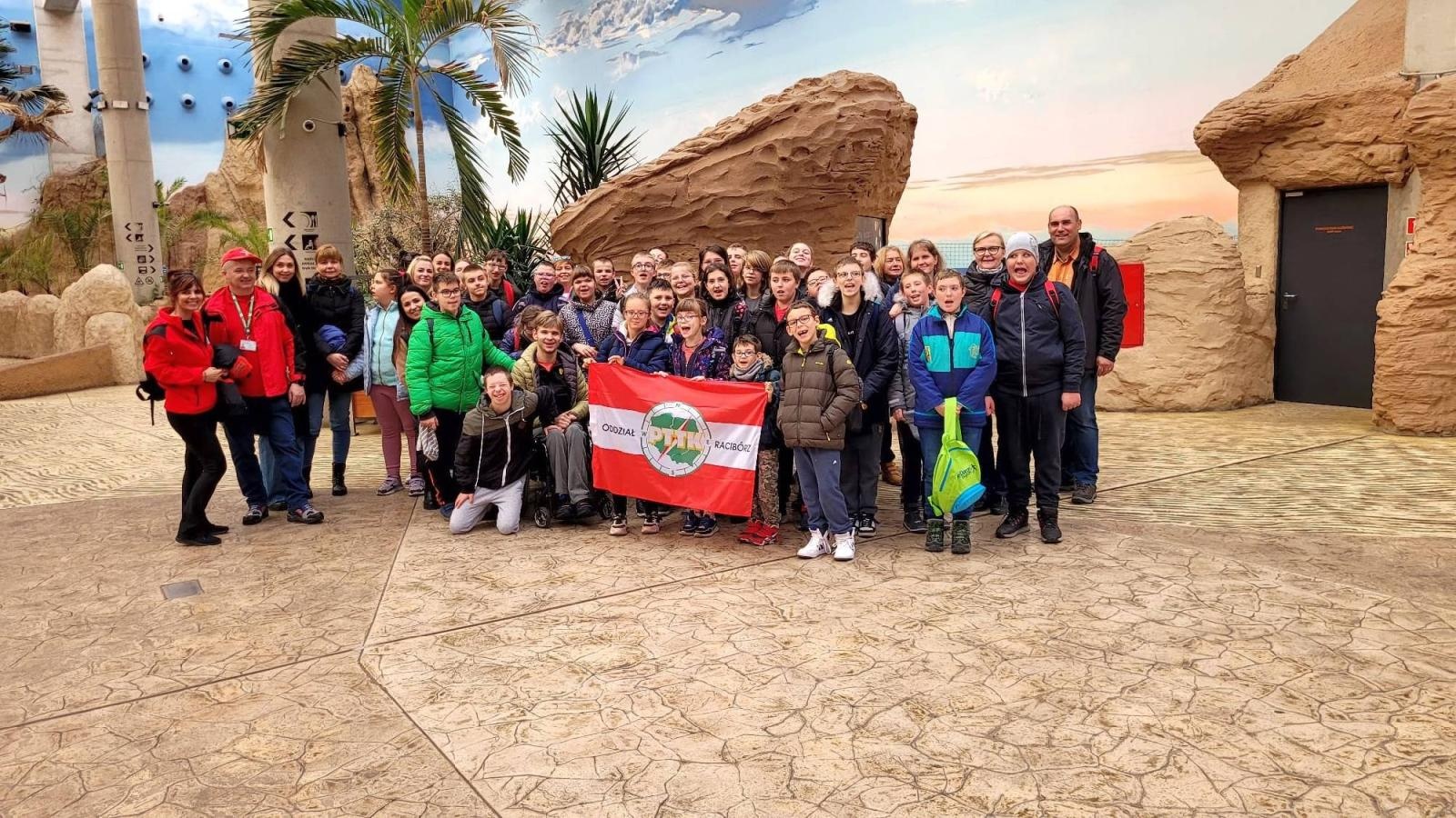 Zdjęcie w galerii na portalu naszraciborz.pl: Uczniowie szkoły specjalnej na wycieczce z PTTK wiadomości z regionu