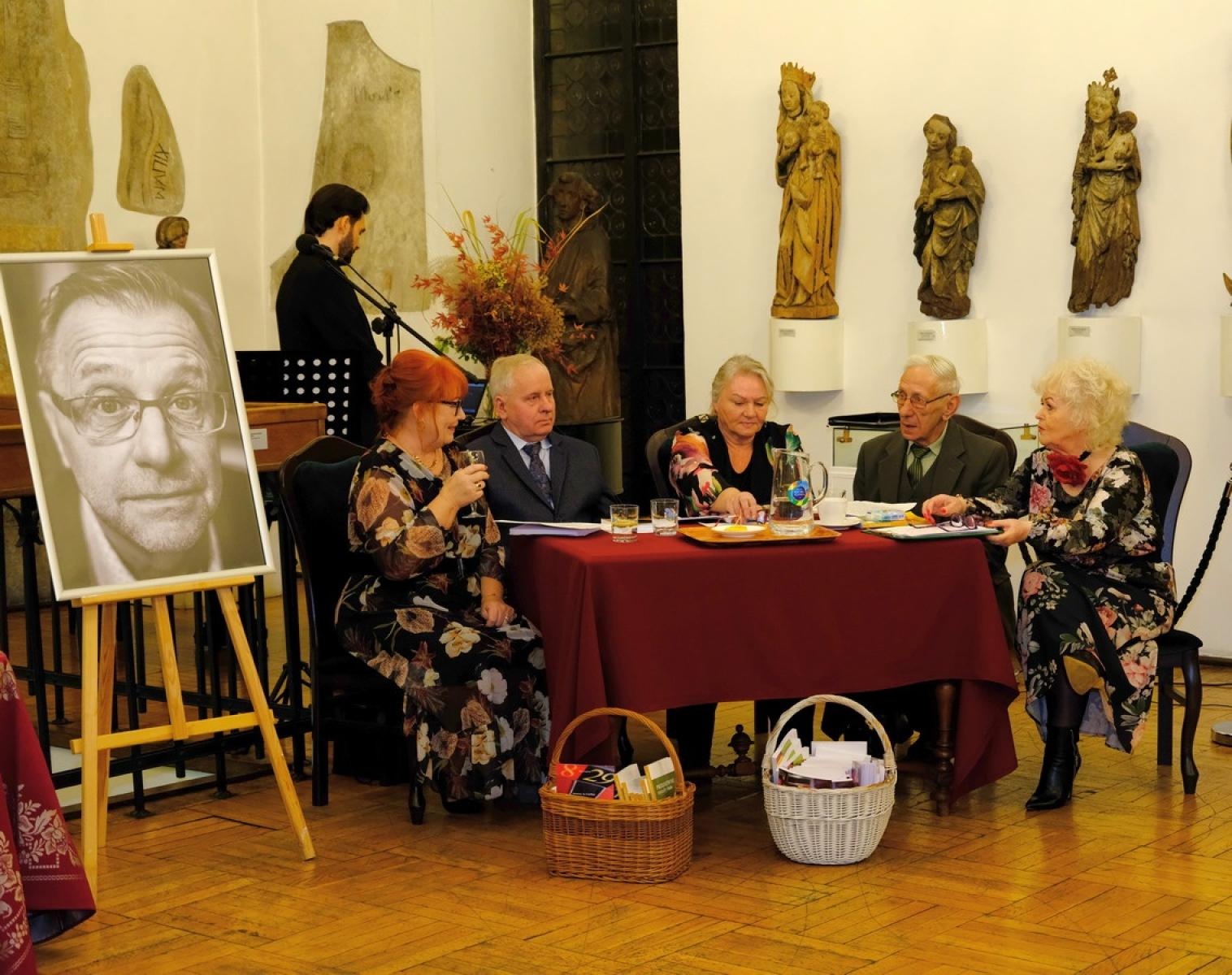 Zdjęcie w galerii na portalu naszraciborz.pl: Przedziwne meandry losu. Zbigniew Woźniak promował swoją książkę wiadomości z regionu