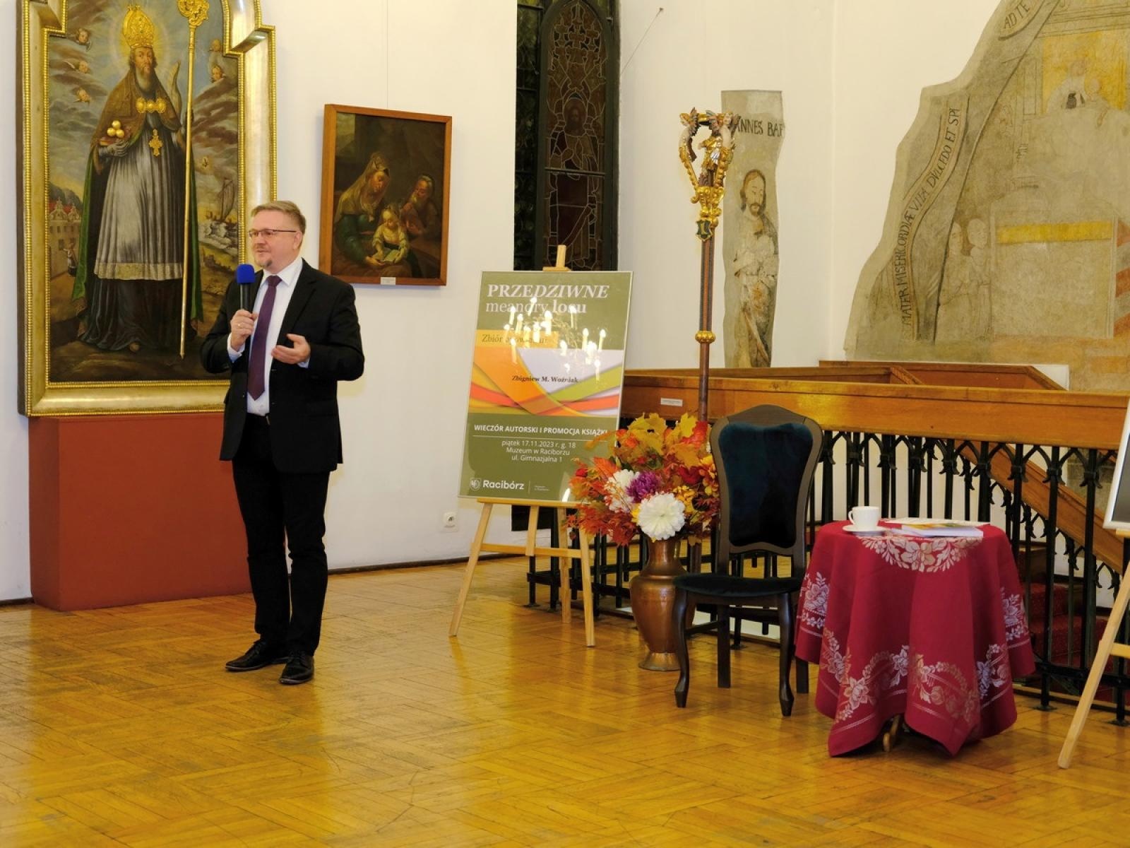 Zdjęcie w galerii na portalu naszraciborz.pl: Przedziwne meandry losu. Zbigniew Woźniak promował swoją książkę wiadomości z regionu