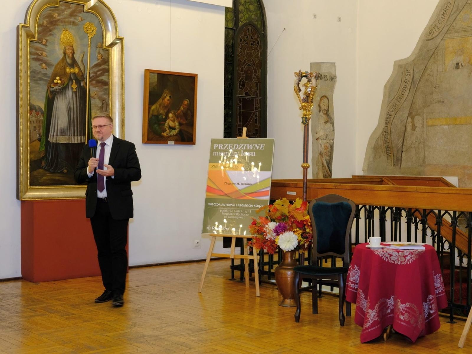 Zdjęcie w galerii na portalu naszraciborz.pl: Przedziwne meandry losu. Zbigniew Woźniak promował swoją książkę wiadomości z regionu