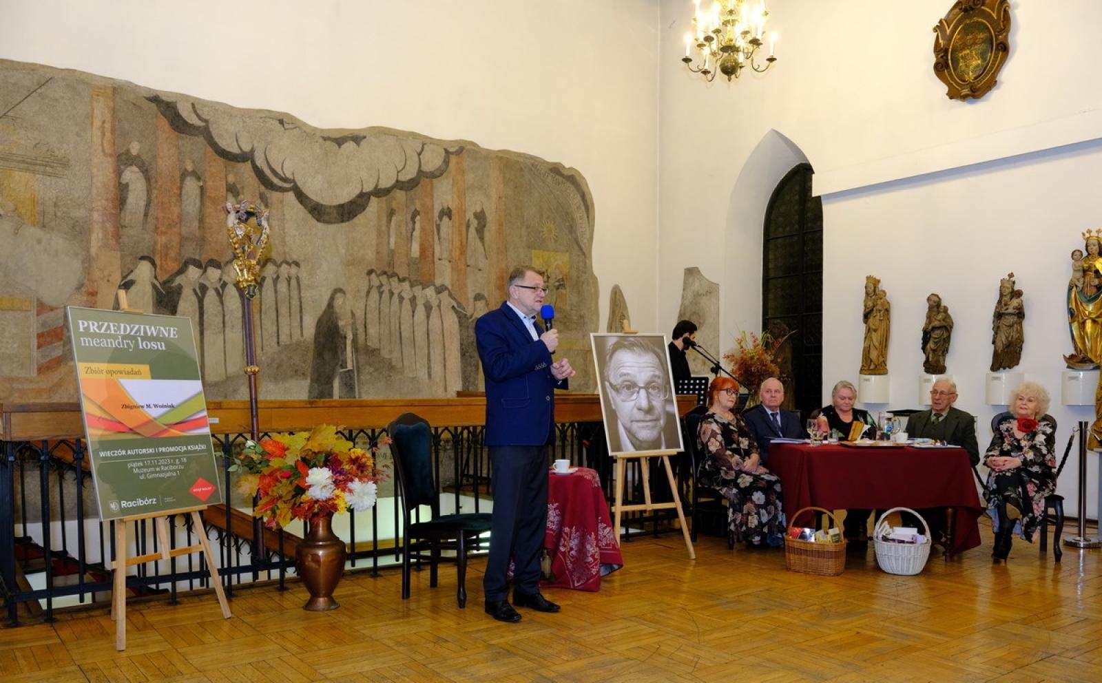 Zdjęcie w galerii na portalu naszraciborz.pl: Przedziwne meandry losu. Zbigniew Woźniak promował swoją książkę wiadomości z regionu