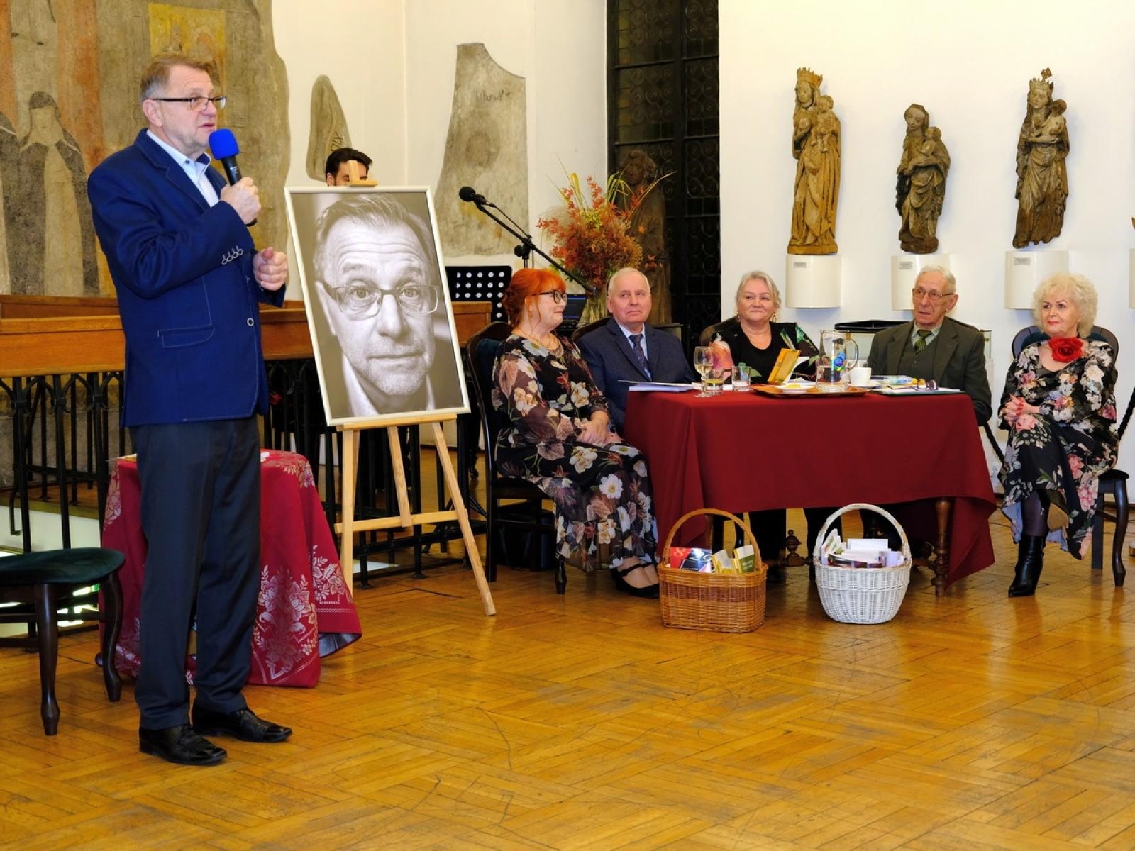 Zdjęcie w galerii na portalu naszraciborz.pl: Przedziwne meandry losu. Zbigniew Woźniak promował swoją książkę wiadomości z regionu