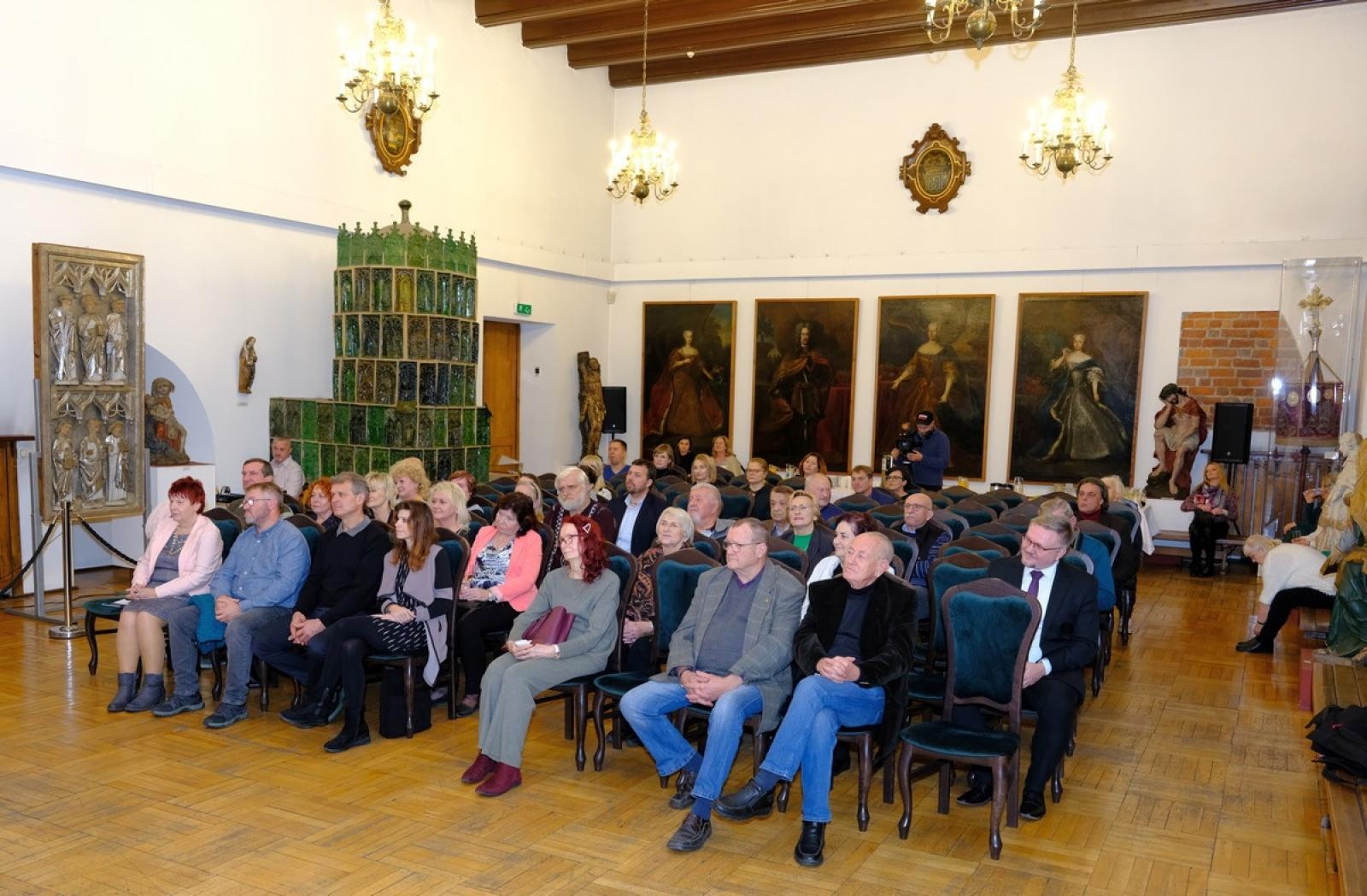 Zdjęcie w galerii na portalu naszraciborz.pl: Przedziwne meandry losu. Zbigniew Woźniak promował swoją książkę wiadomości z regionu