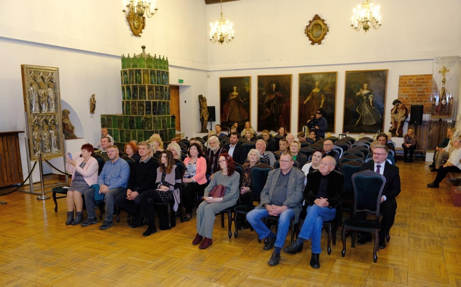 Zdjęcie w galerii na portalu naszraciborz.pl: Przedziwne meandry losu. Zbigniew Woźniak promował swoją książkę wiadomości z regionu