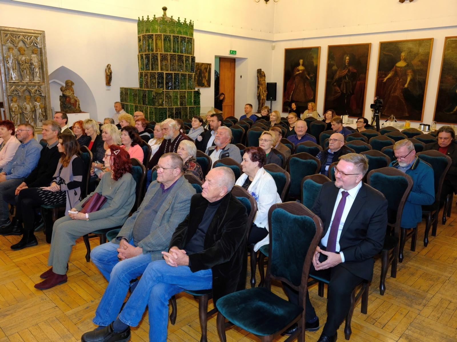 Zdjęcie w galerii na portalu naszraciborz.pl: Przedziwne meandry losu. Zbigniew Woźniak promował swoją książkę wiadomości z regionu