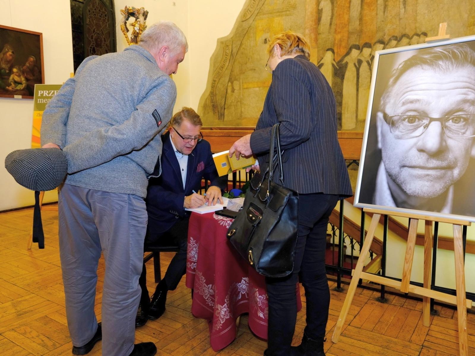 Zdjęcie w galerii na portalu naszraciborz.pl: Przedziwne meandry losu. Zbigniew Woźniak promował swoją książkę wiadomości z regionu