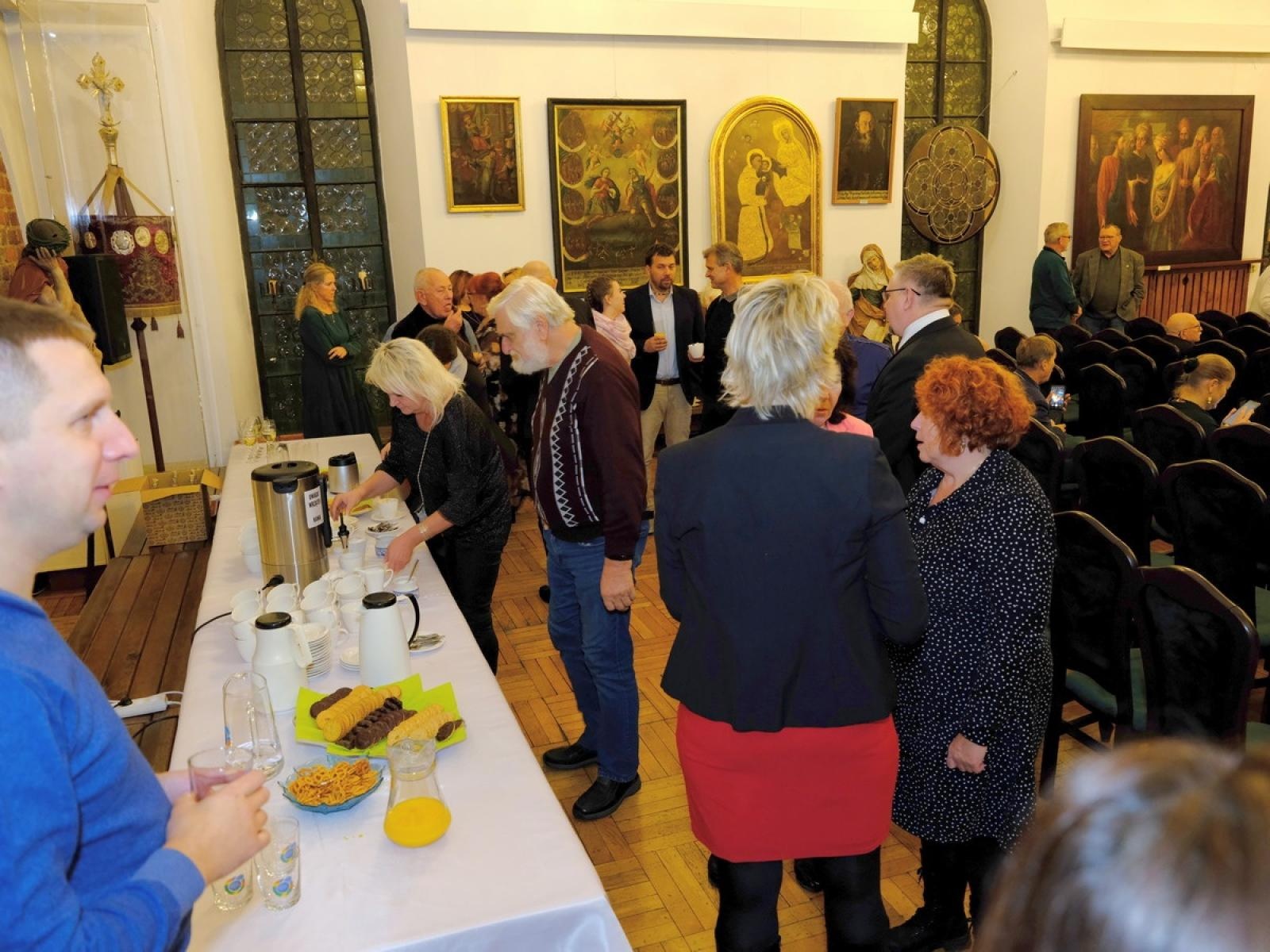 Zdjęcie w galerii na portalu naszraciborz.pl: Przedziwne meandry losu. Zbigniew Woźniak promował swoją książkę wiadomości z regionu