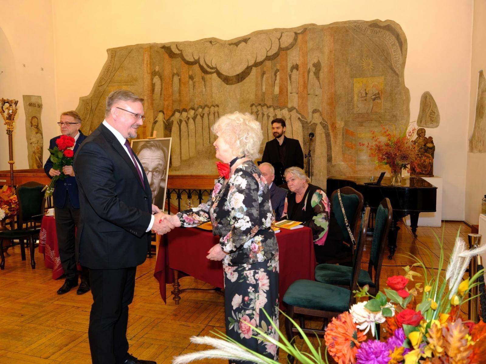 Zdjęcie w galerii na portalu naszraciborz.pl: Przedziwne meandry losu. Zbigniew Woźniak promował swoją książkę wiadomości z regionu