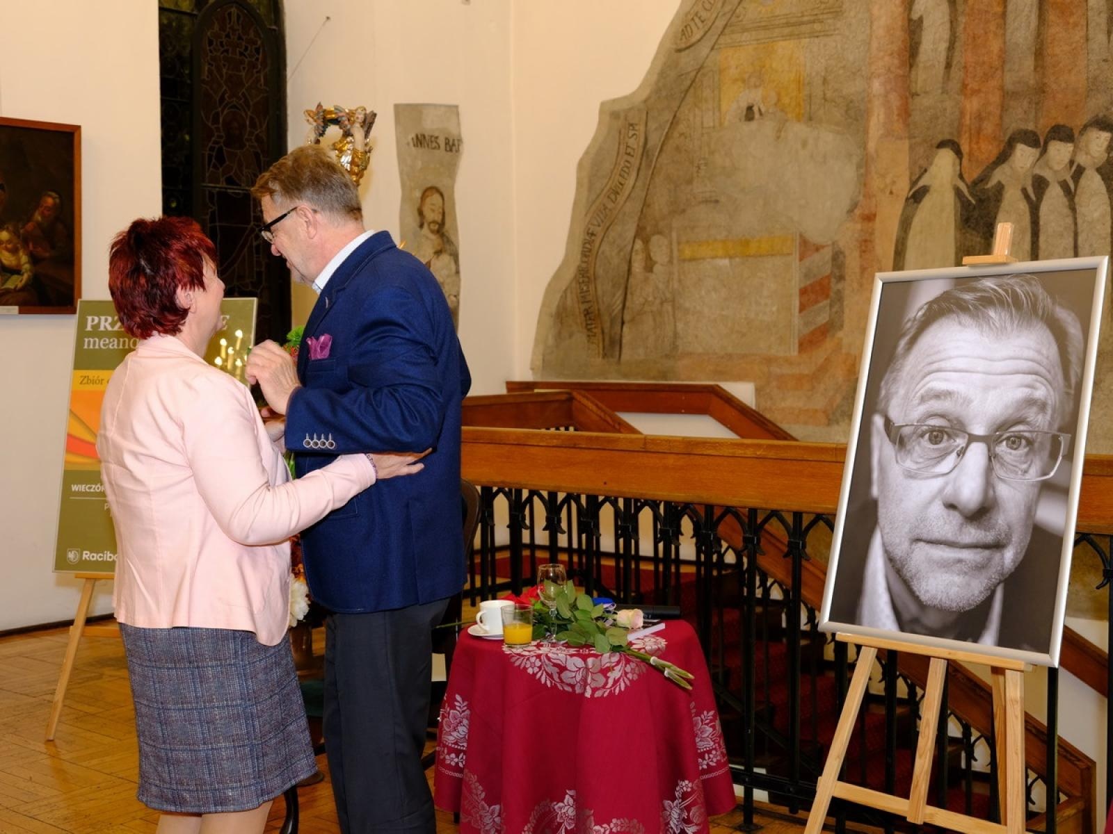 Zdjęcie w galerii na portalu naszraciborz.pl: Przedziwne meandry losu. Zbigniew Woźniak promował swoją książkę wiadomości z regionu