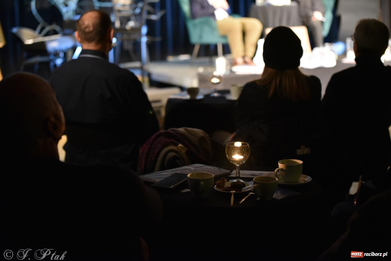 Zdjęcie w galerii na portalu naszraciborz.pl: Literacka i muzyczna podróż na promocji Almanachu wiadomości z regionu