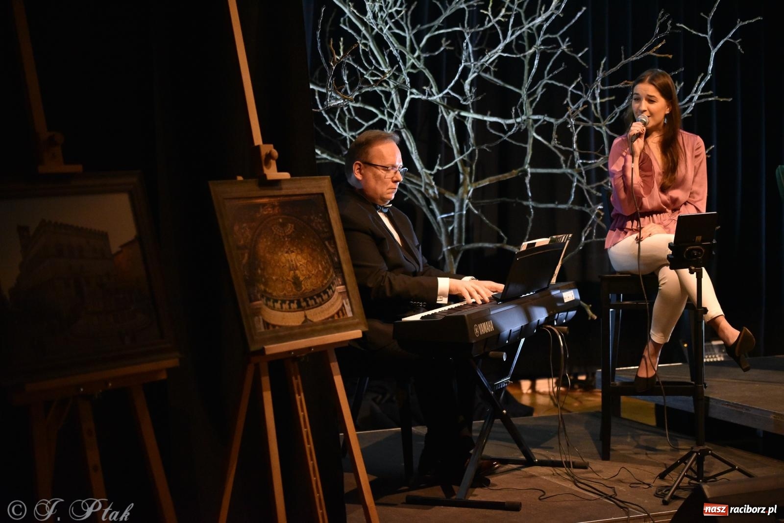 Zdjęcie w galerii na portalu naszraciborz.pl: Literacka i muzyczna podróż na promocji Almanachu wiadomości z regionu