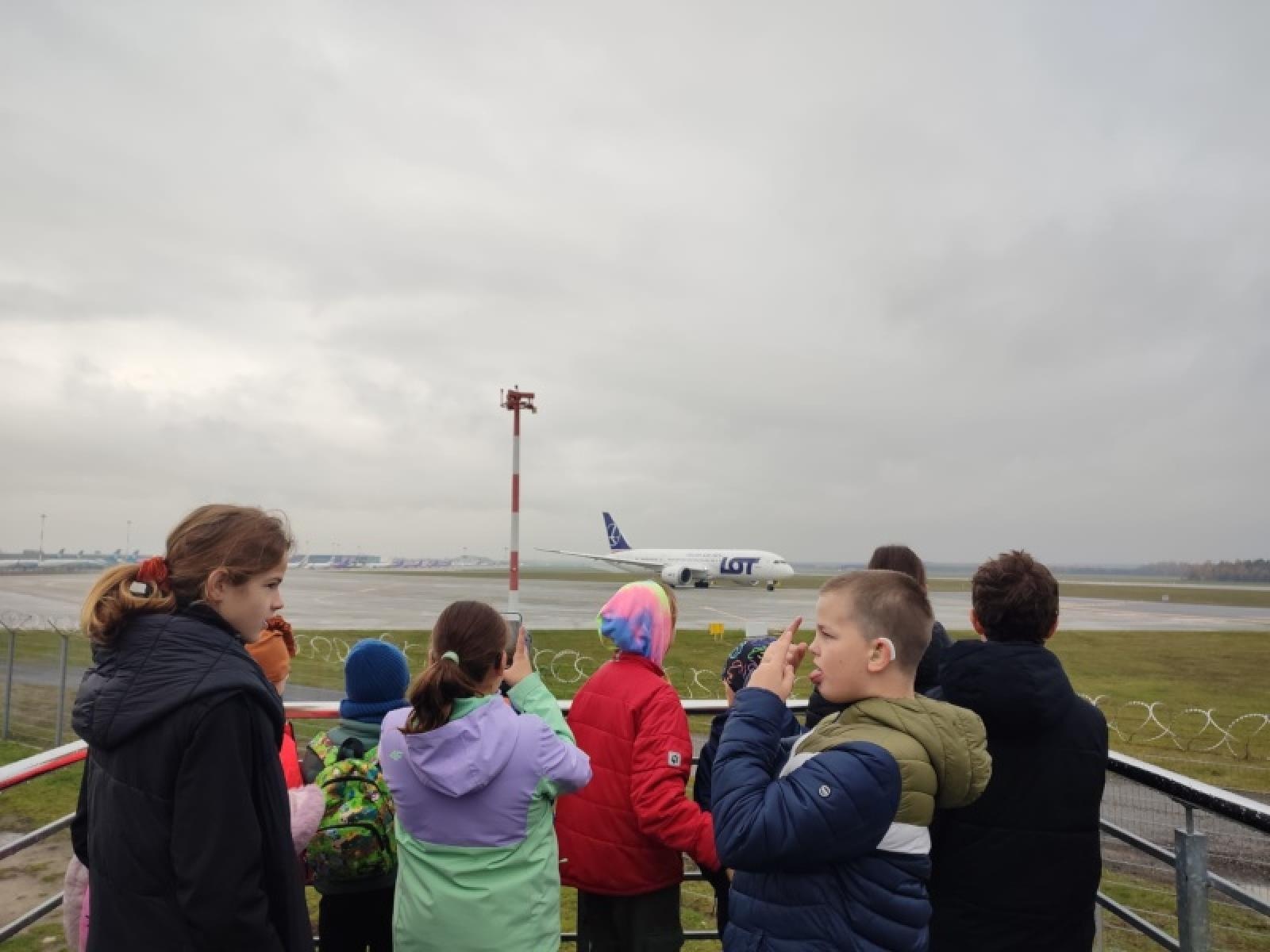 Zdjęcie w galerii na portalu naszraciborz.pl: Wychowankowie raciborskiego ośrodka dla niesłyszących w placówce SG w Katowicach wiadomości z regionu