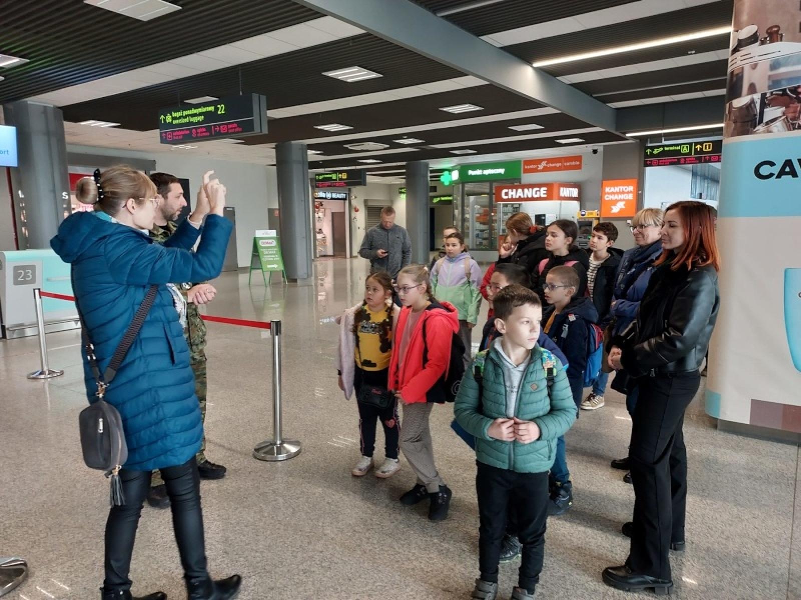 Zdjęcie w galerii na portalu naszraciborz.pl: Wychowankowie raciborskiego ośrodka dla niesłyszących w placówce SG w Katowicach wiadomości z regionu