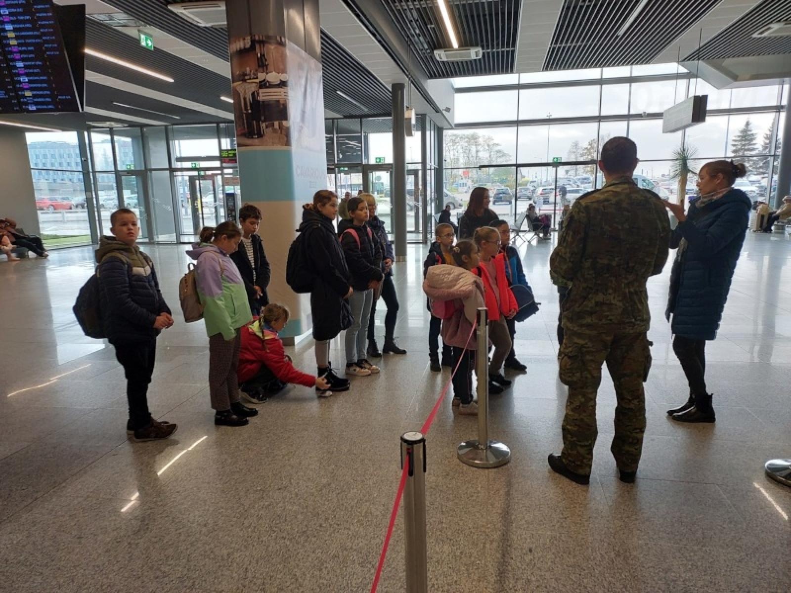 Zdjęcie w galerii na portalu naszraciborz.pl: Wychowankowie raciborskiego ośrodka dla niesłyszących w placówce SG w Katowicach wiadomości z regionu