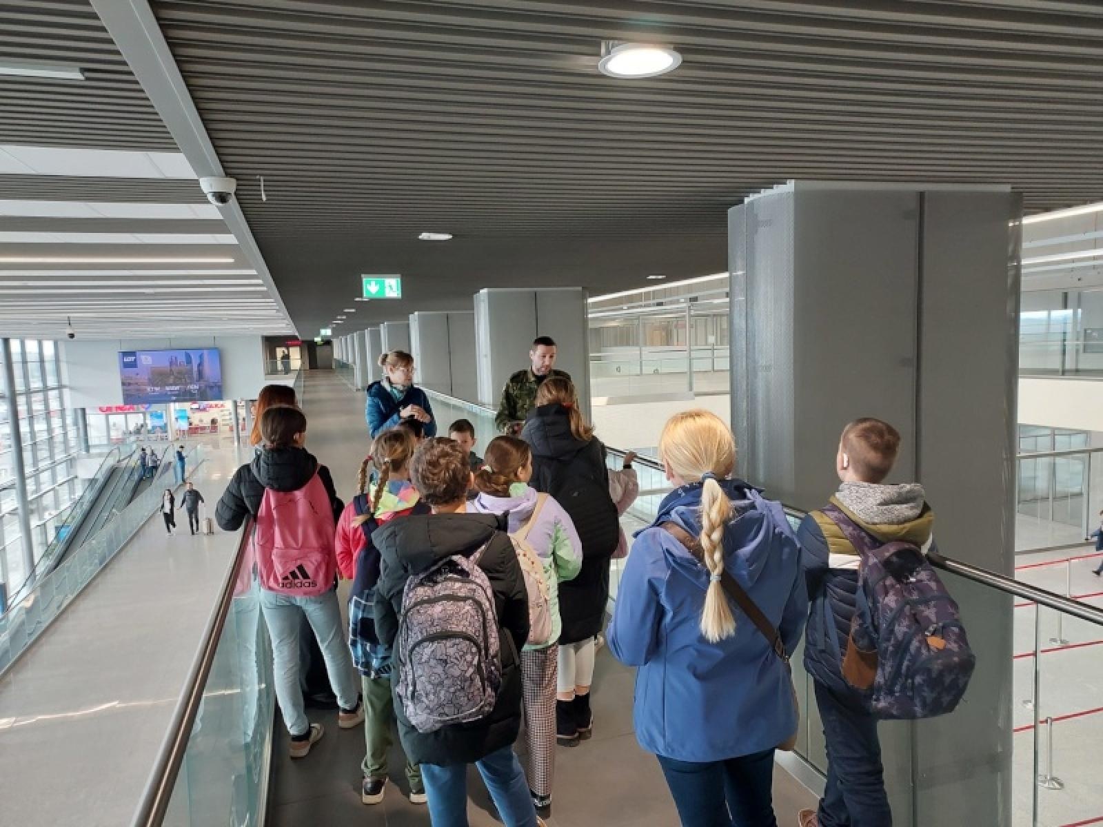 Zdjęcie w galerii na portalu naszraciborz.pl: Wychowankowie raciborskiego ośrodka dla niesłyszących w placówce SG w Katowicach wiadomości z regionu