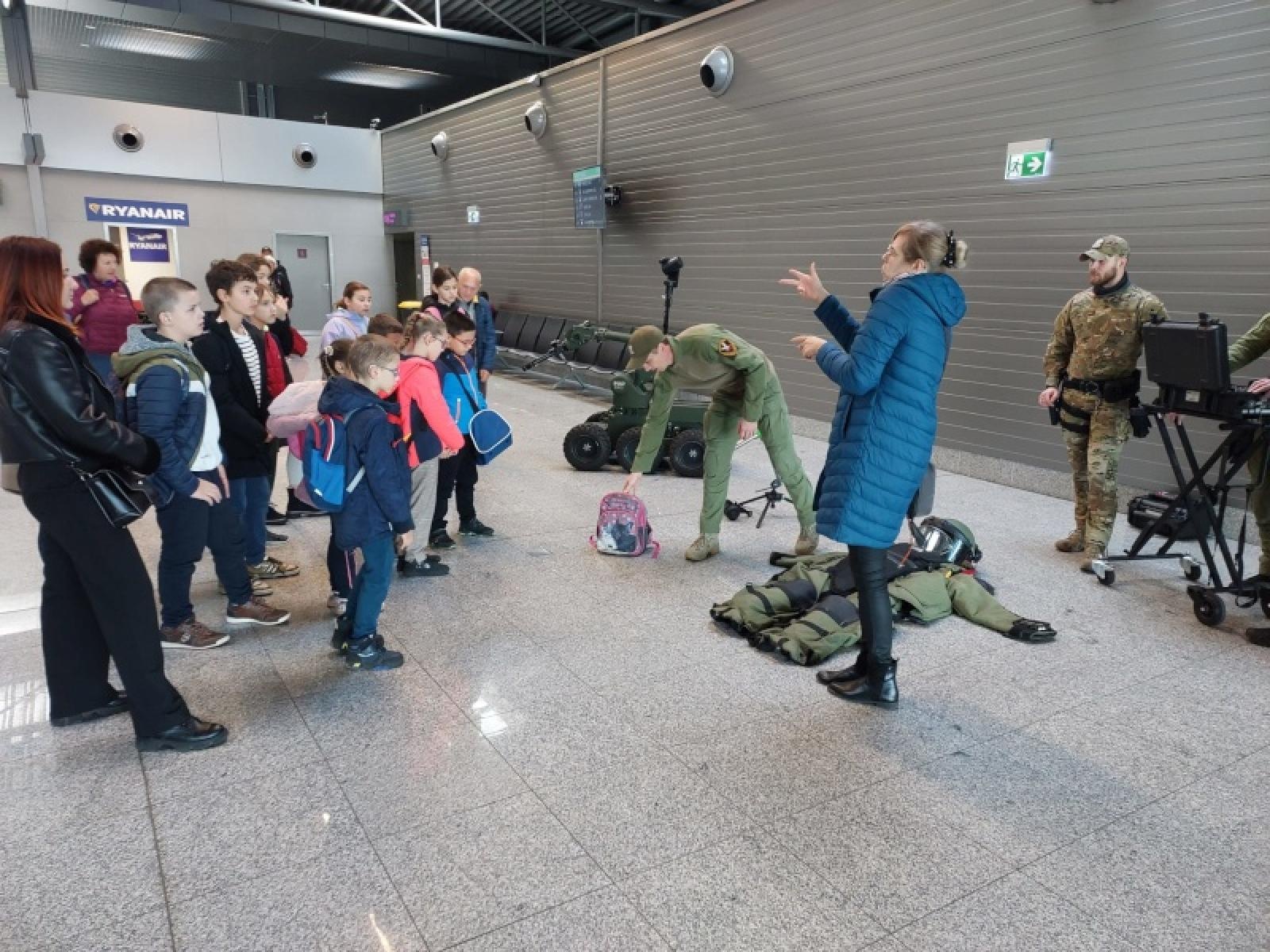 Zdjęcie w galerii na portalu naszraciborz.pl: Wychowankowie raciborskiego ośrodka dla niesłyszących w placówce SG w Katowicach wiadomości z regionu