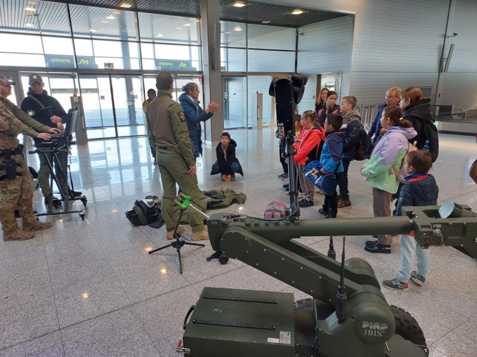 Zdjęcie w galerii na portalu naszraciborz.pl: Wychowankowie raciborskiego ośrodka dla niesłyszących w placówce SG w Katowicach wiadomości z regionu