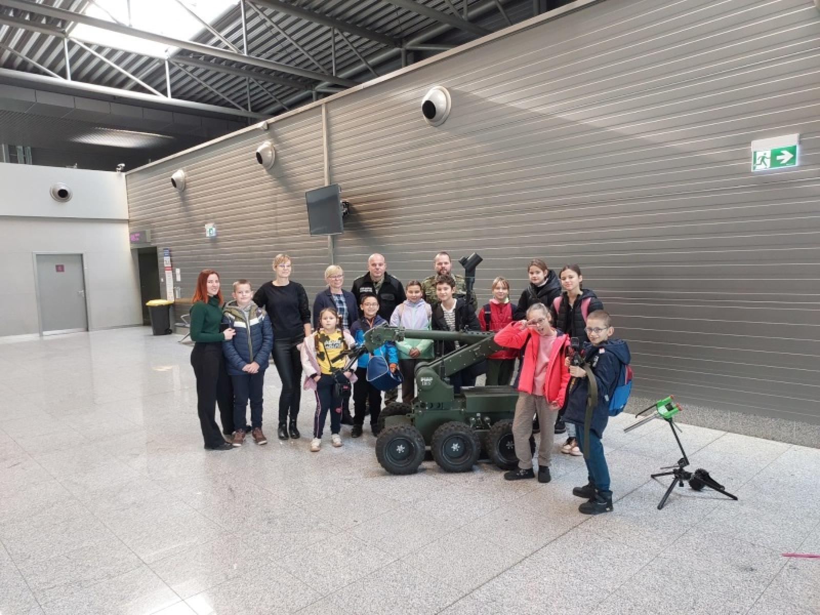 Zdjęcie w galerii na portalu naszraciborz.pl: Wychowankowie raciborskiego ośrodka dla niesłyszących w placówce SG w Katowicach wiadomości z regionu