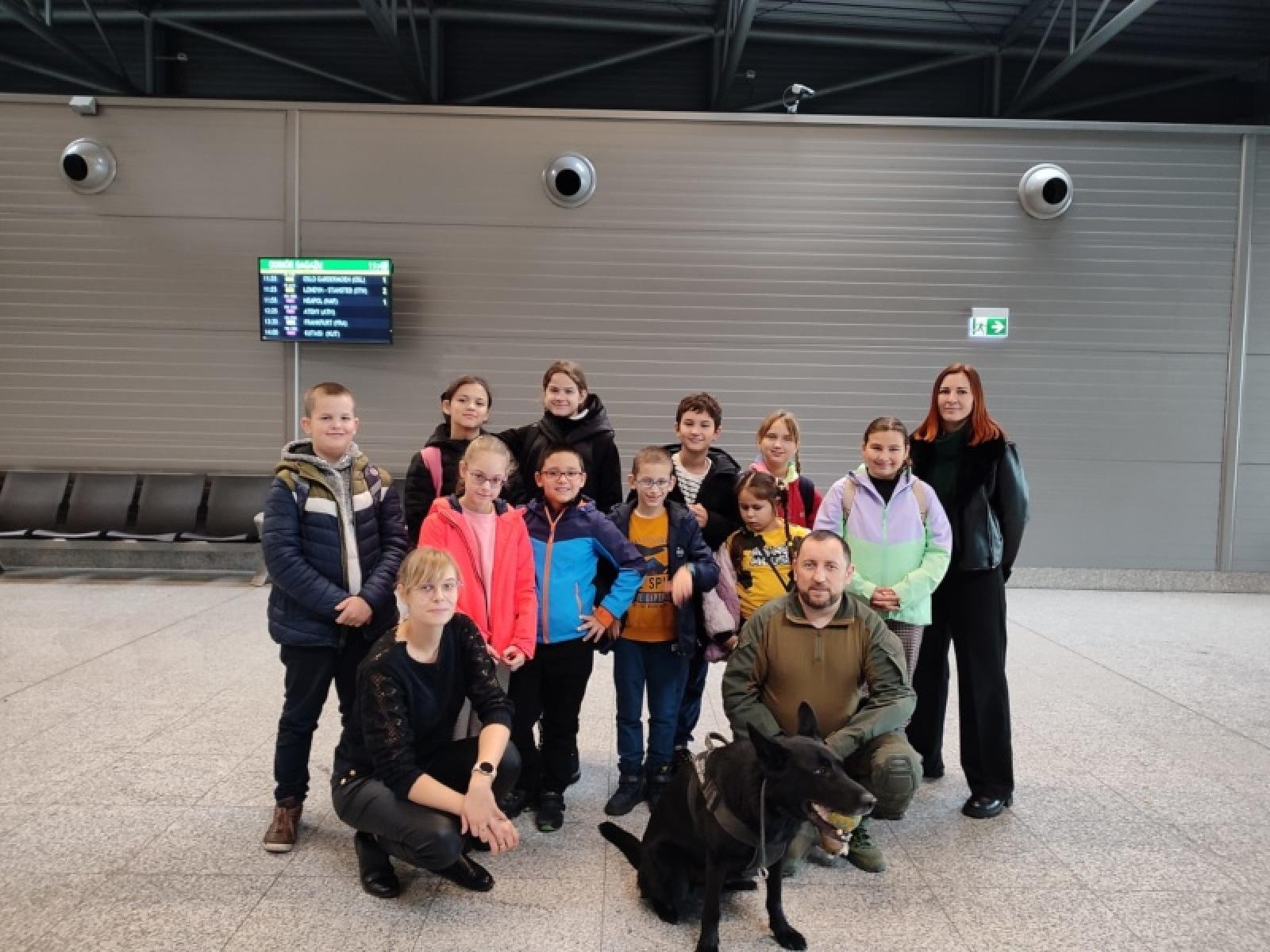 Zdjęcie w galerii na portalu naszraciborz.pl: Wychowankowie raciborskiego ośrodka dla niesłyszących w placówce SG w Katowicach wiadomości z regionu