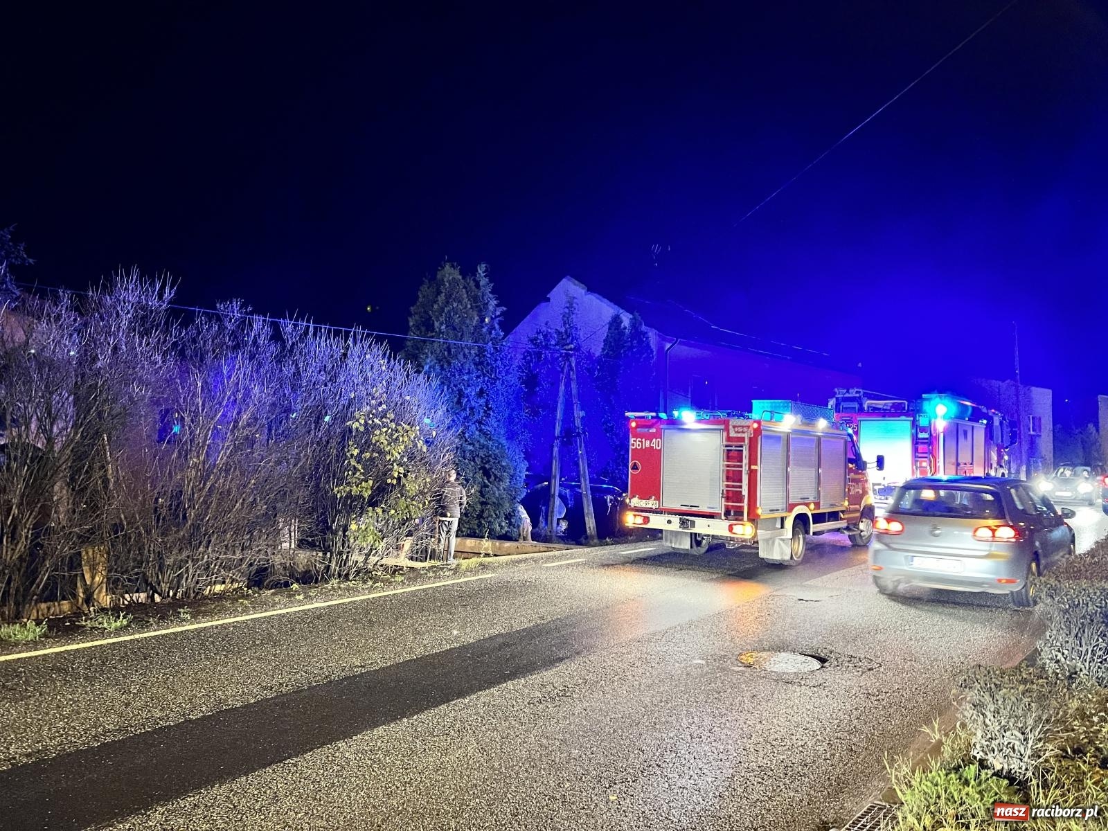 Zdjęcie w galerii na portalu naszraciborz.pl: Dachowanie skody na Gliwickiej. Kierowca zbiegł [FOTO] wiadomości z regionu