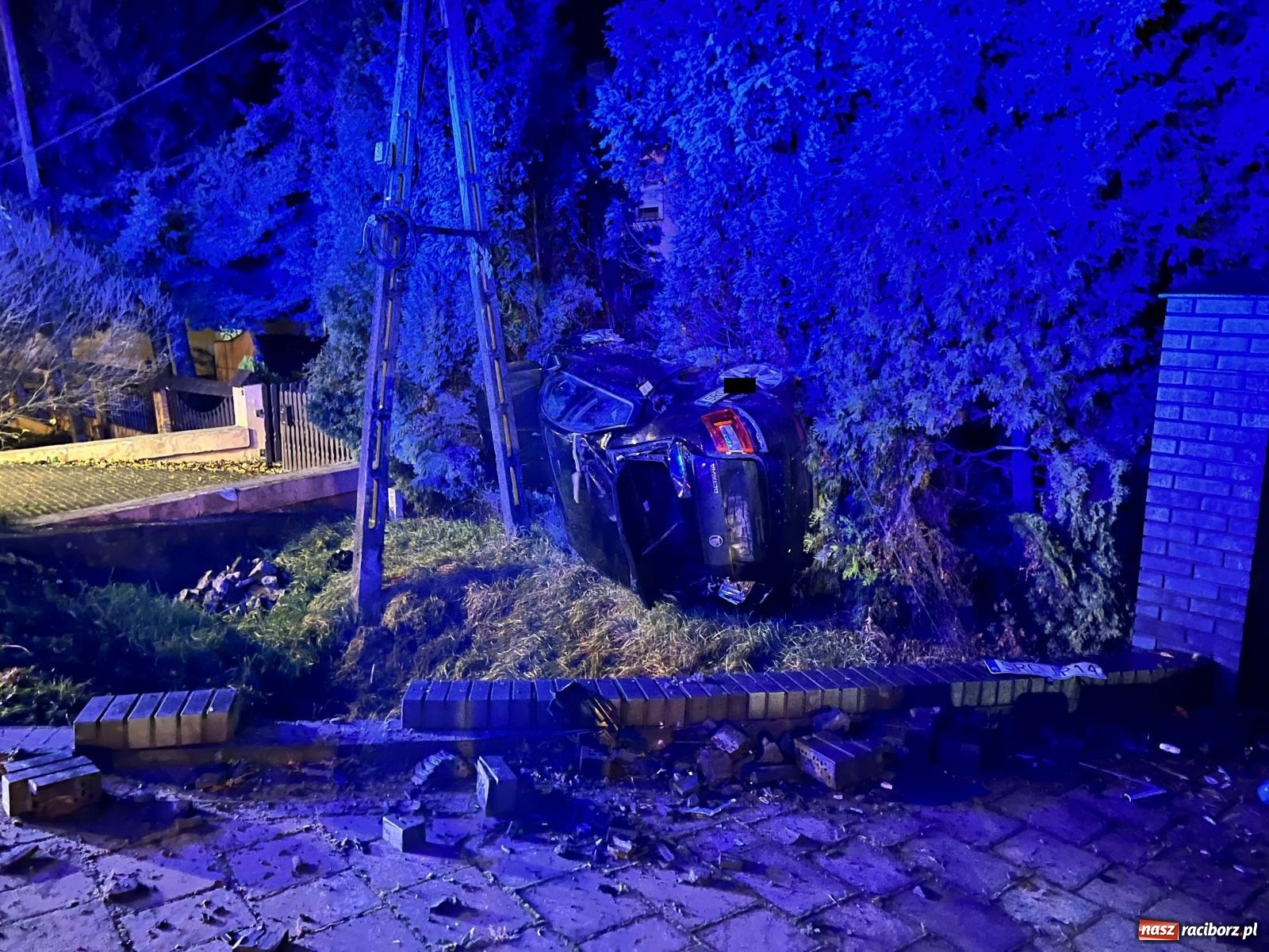 Zdjęcie w galerii na portalu naszraciborz.pl: Dachowanie skody na Gliwickiej. Kierowca zbiegł [FOTO] wiadomości z regionu