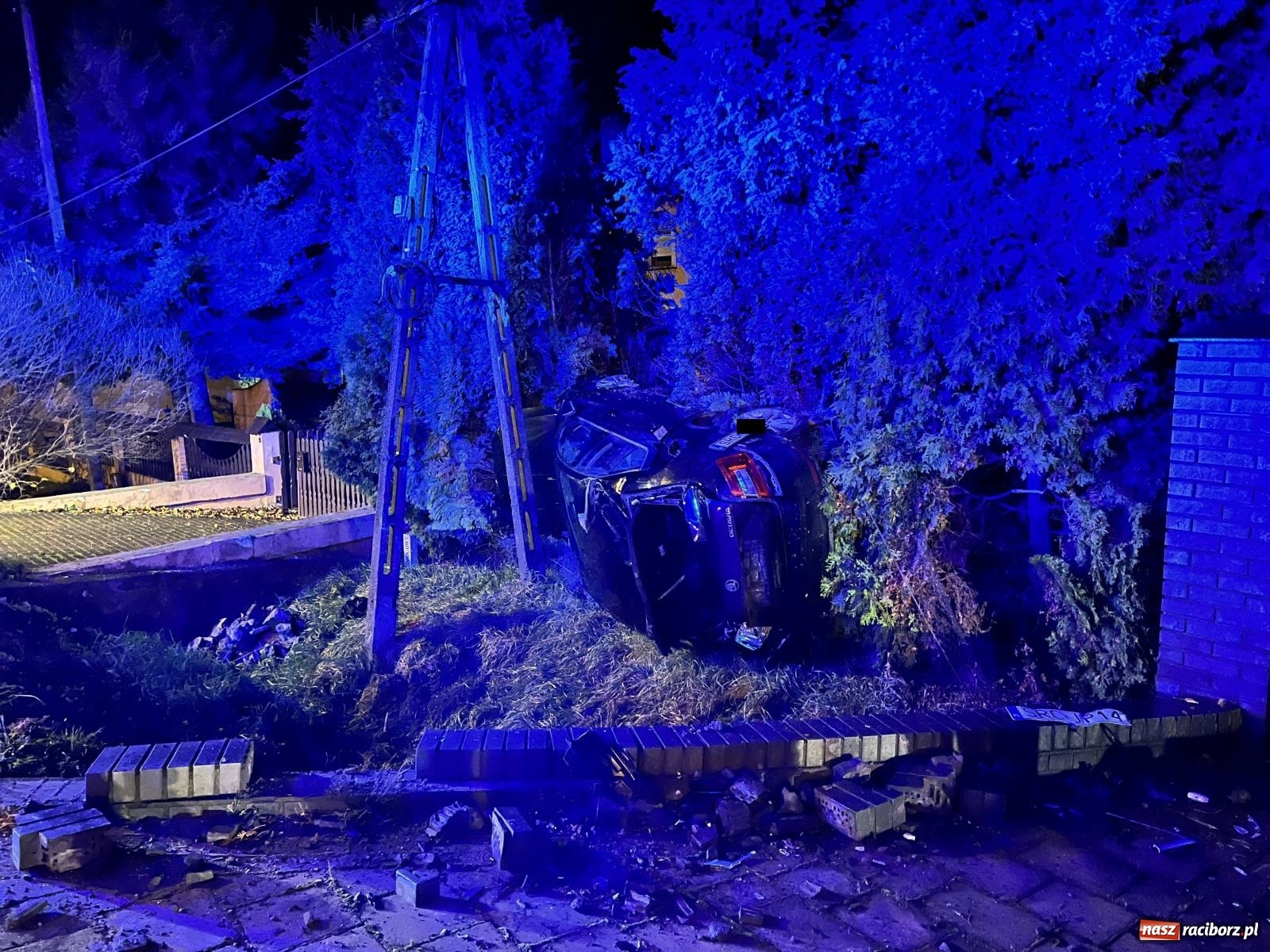 Zdjęcie w galerii na portalu naszraciborz.pl: Dachowanie skody na Gliwickiej. Kierowca zbiegł [FOTO] wiadomości z regionu