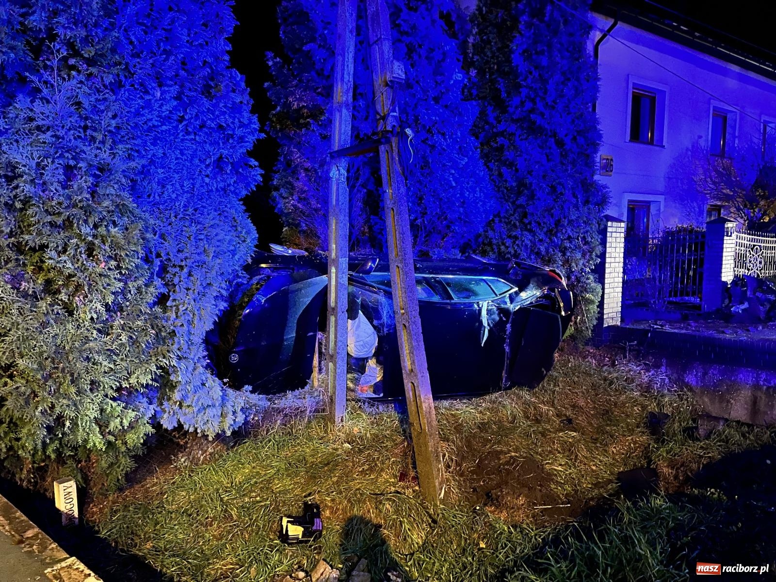 Zdjęcie w galerii na portalu naszraciborz.pl: Dachowanie skody na Gliwickiej. Kierowca zbiegł [FOTO] wiadomości z regionu