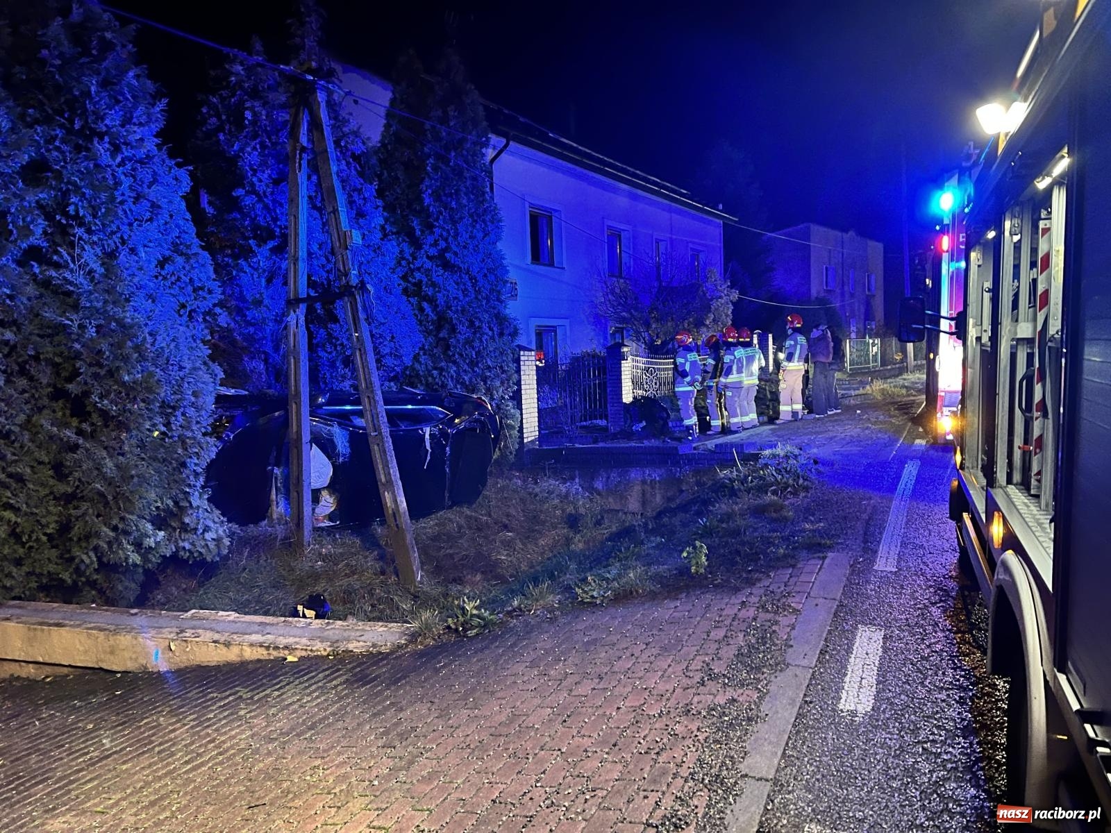 Zdjęcie w galerii na portalu naszraciborz.pl: Dachowanie skody na Gliwickiej. Kierowca zbiegł [FOTO] wiadomości z regionu